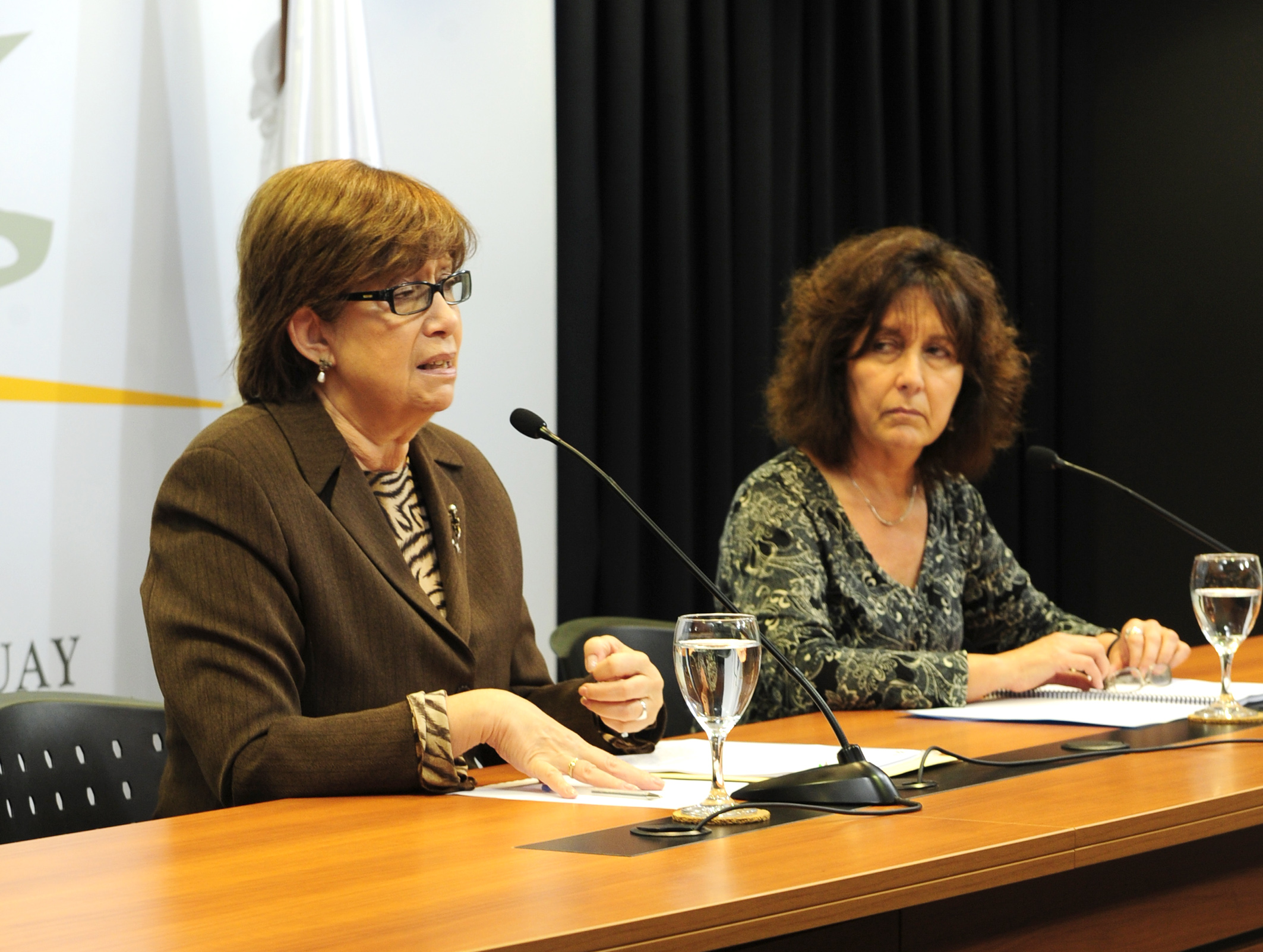 Ministra de Desarrollo Social, Marina Arismendi dirigiéndose a los presentes junto a la directora de Inmujeres, Mariela Mazzotti