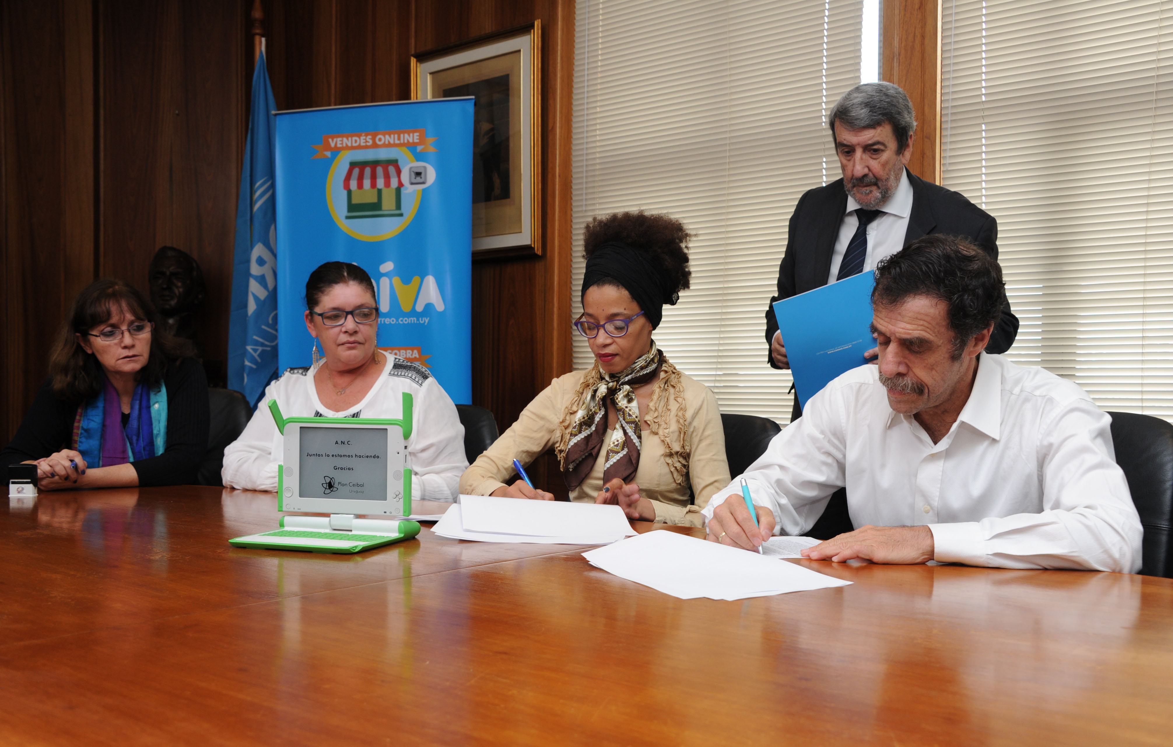 Convenio entre Correo Uruguayo y Plan Ceibal