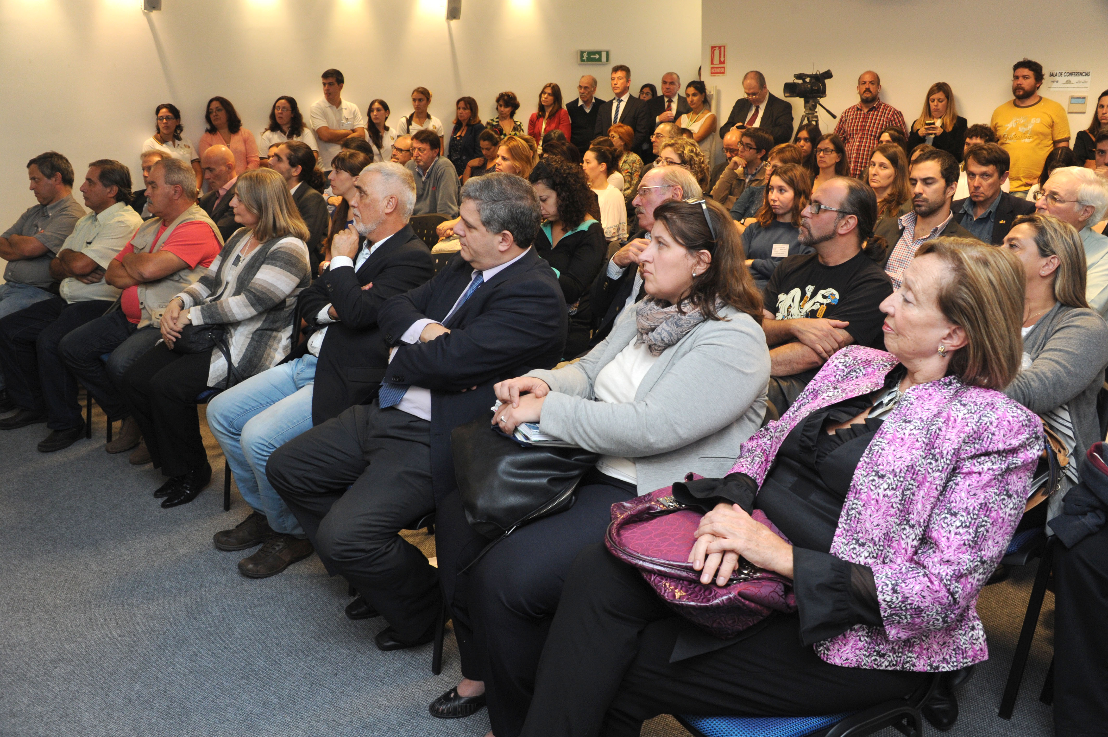 Ministra de Educación y Cultura entre el público presente