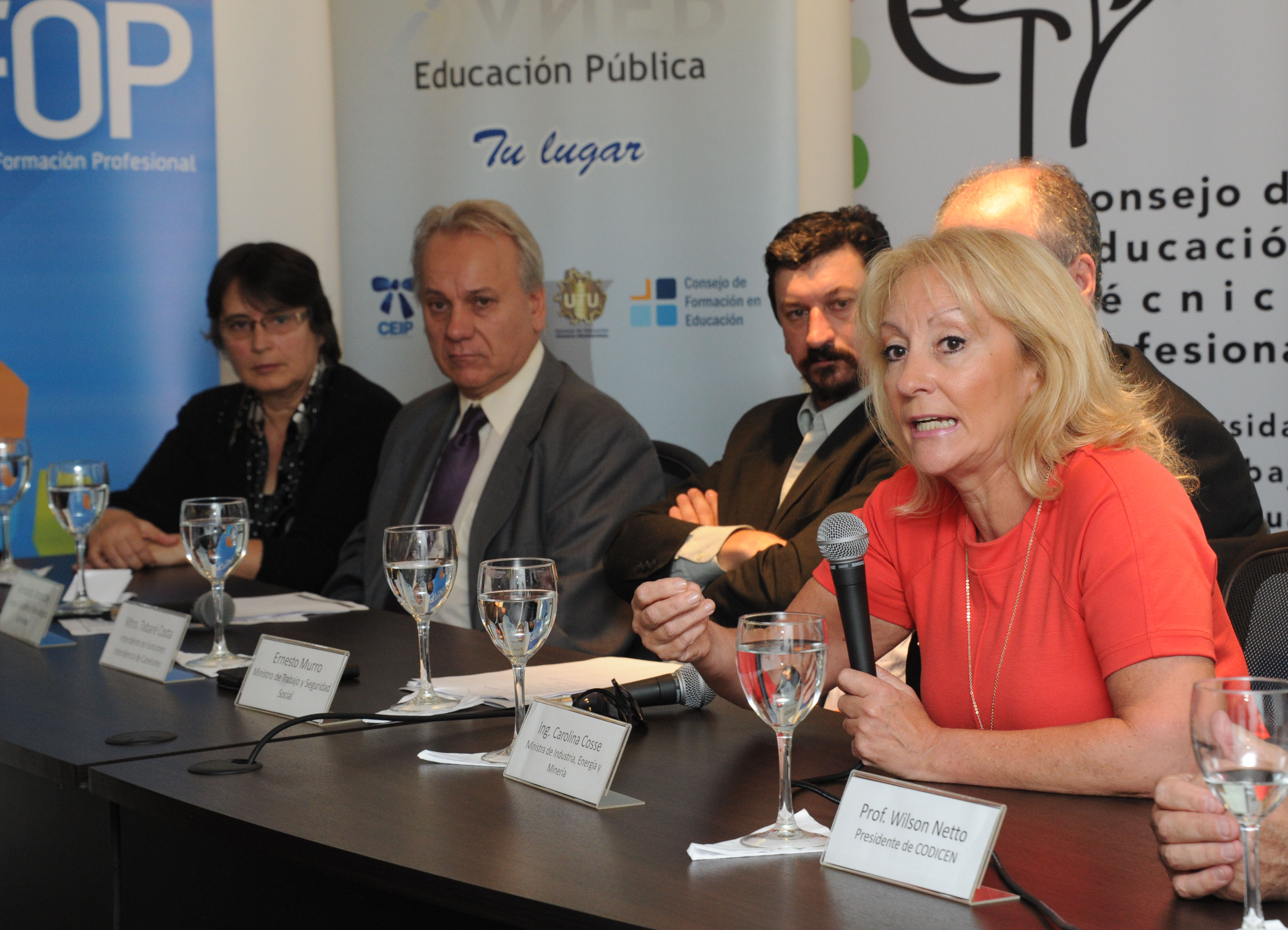 Ministra de Industria, Carolina Cosse dirigiéndose a los presentes