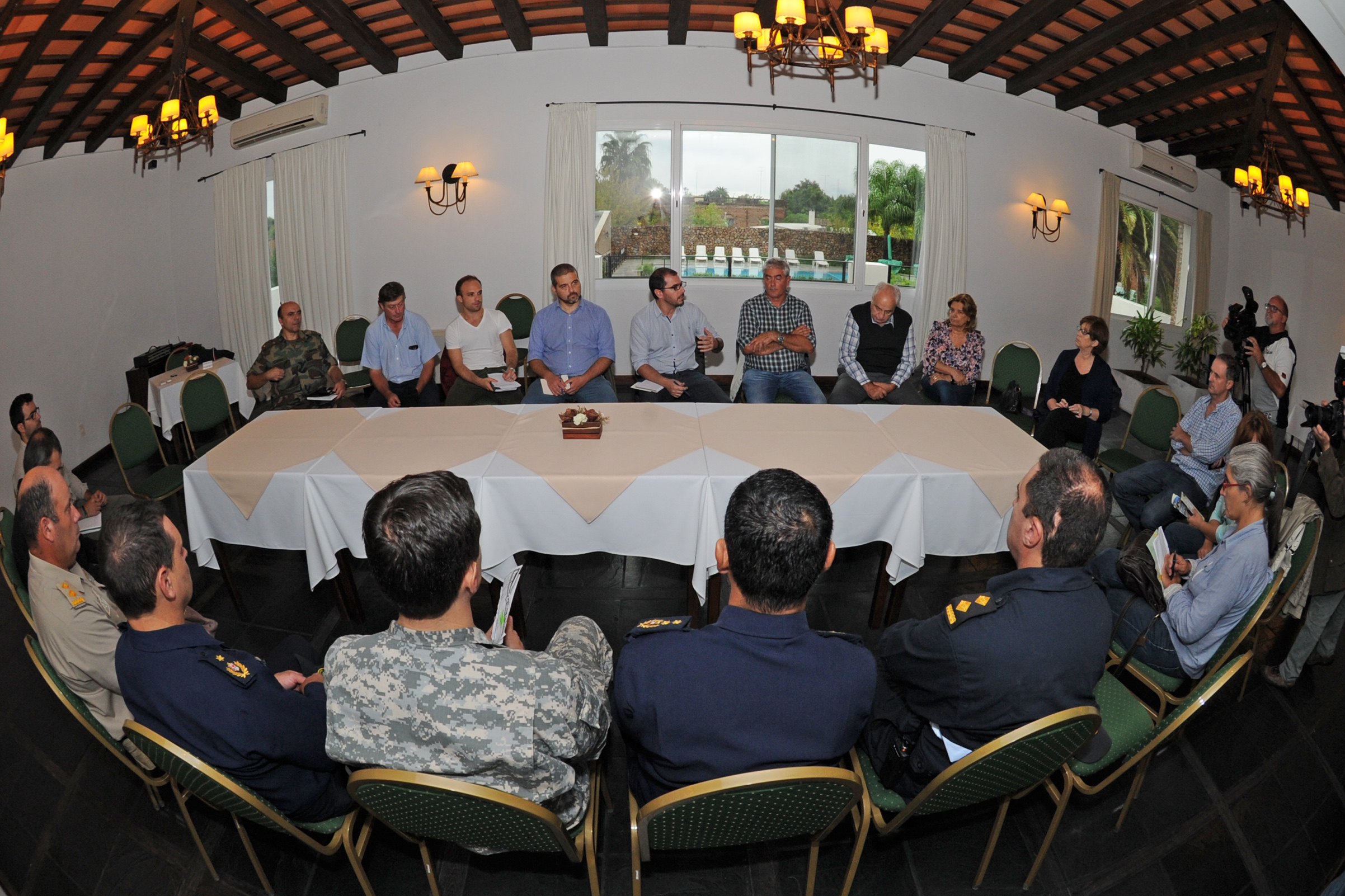 Ministros y autoridaes del SINAE en reunión en la ciudad de Dolores