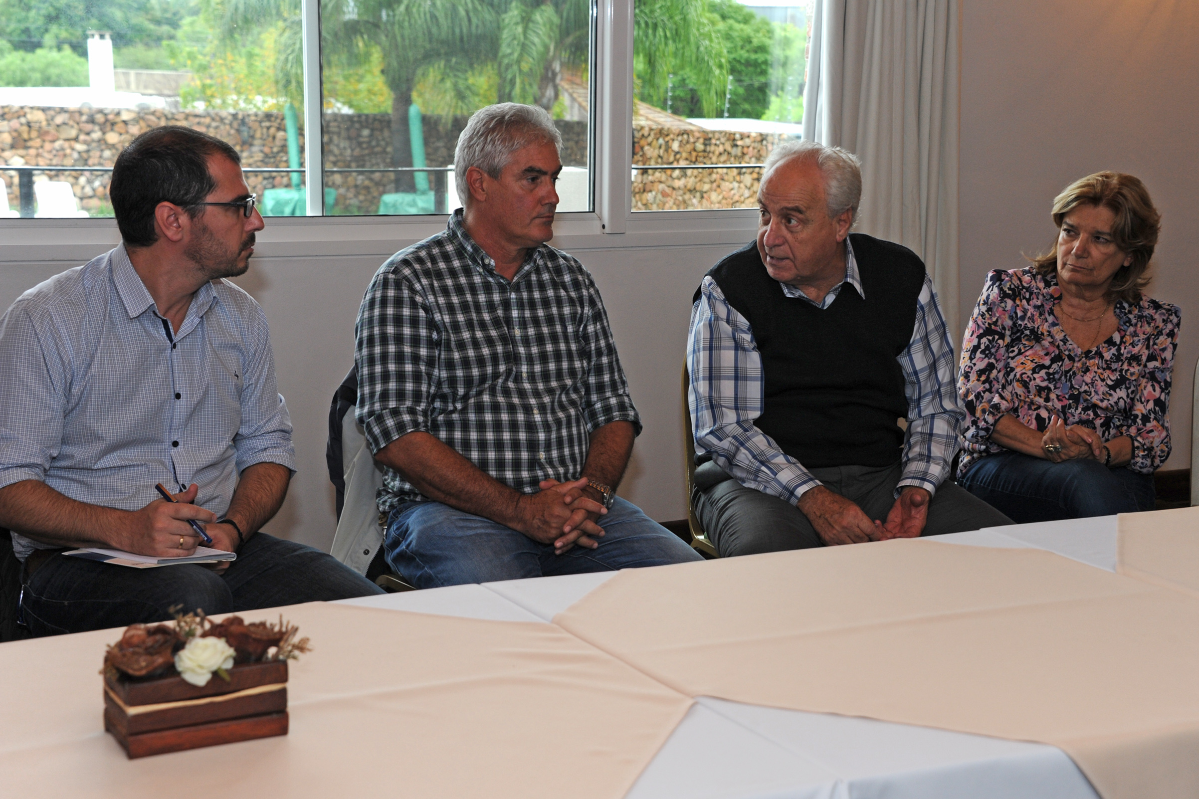 Ministros y autoridaes del SINAE en reunión en la ciudad de Dolores