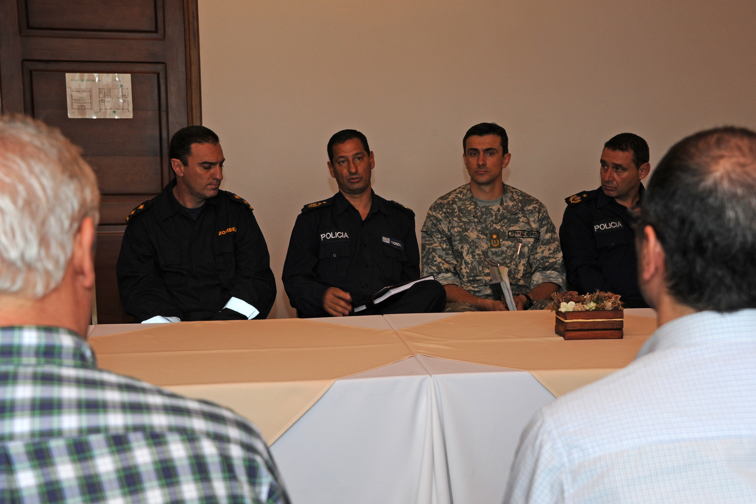 Ministros y autoridaes del SINAE en reunión en la ciudad de Dolores
