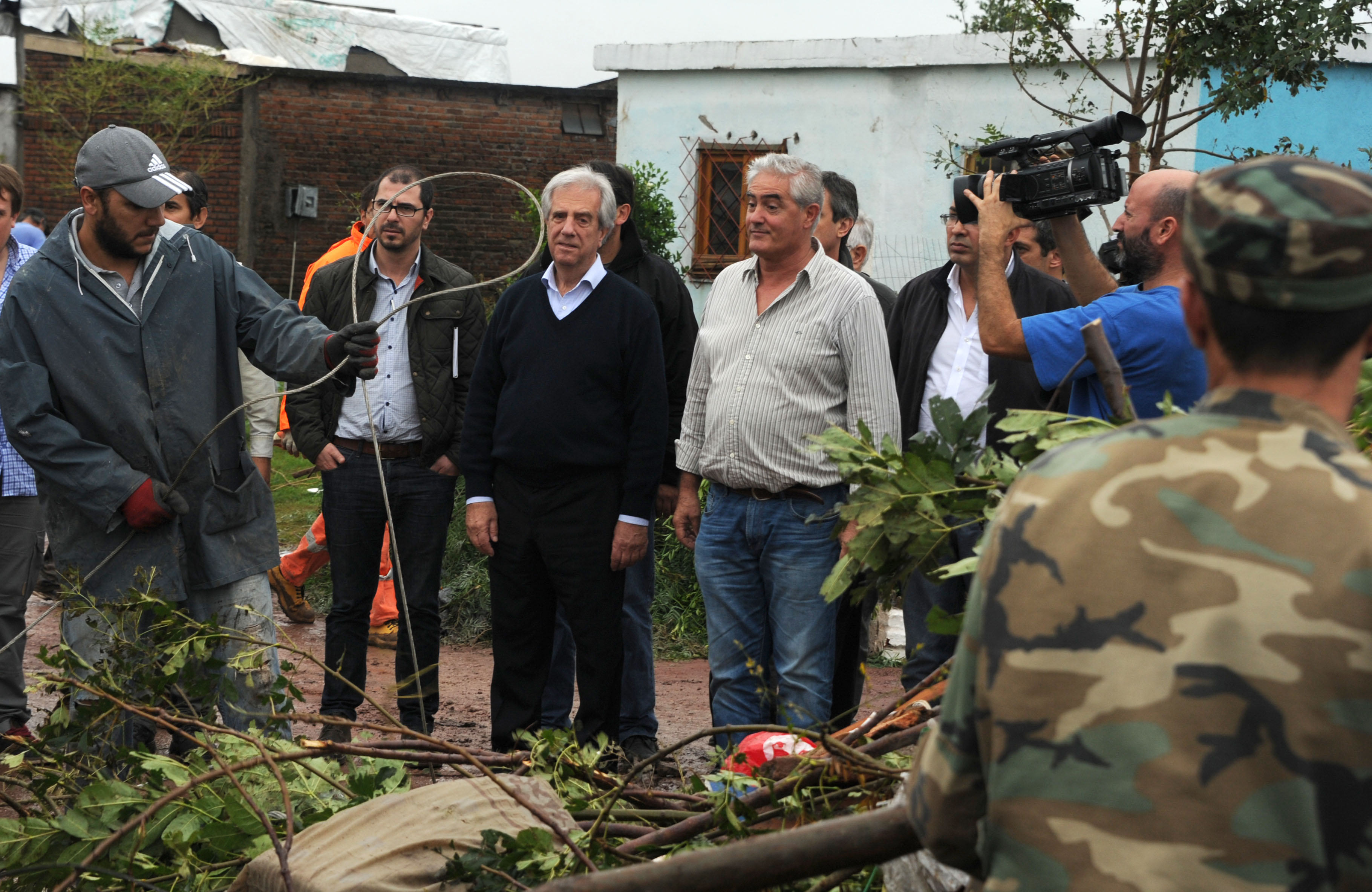 Vázquez recorrió barrios afectados por el tornado en Dolores
