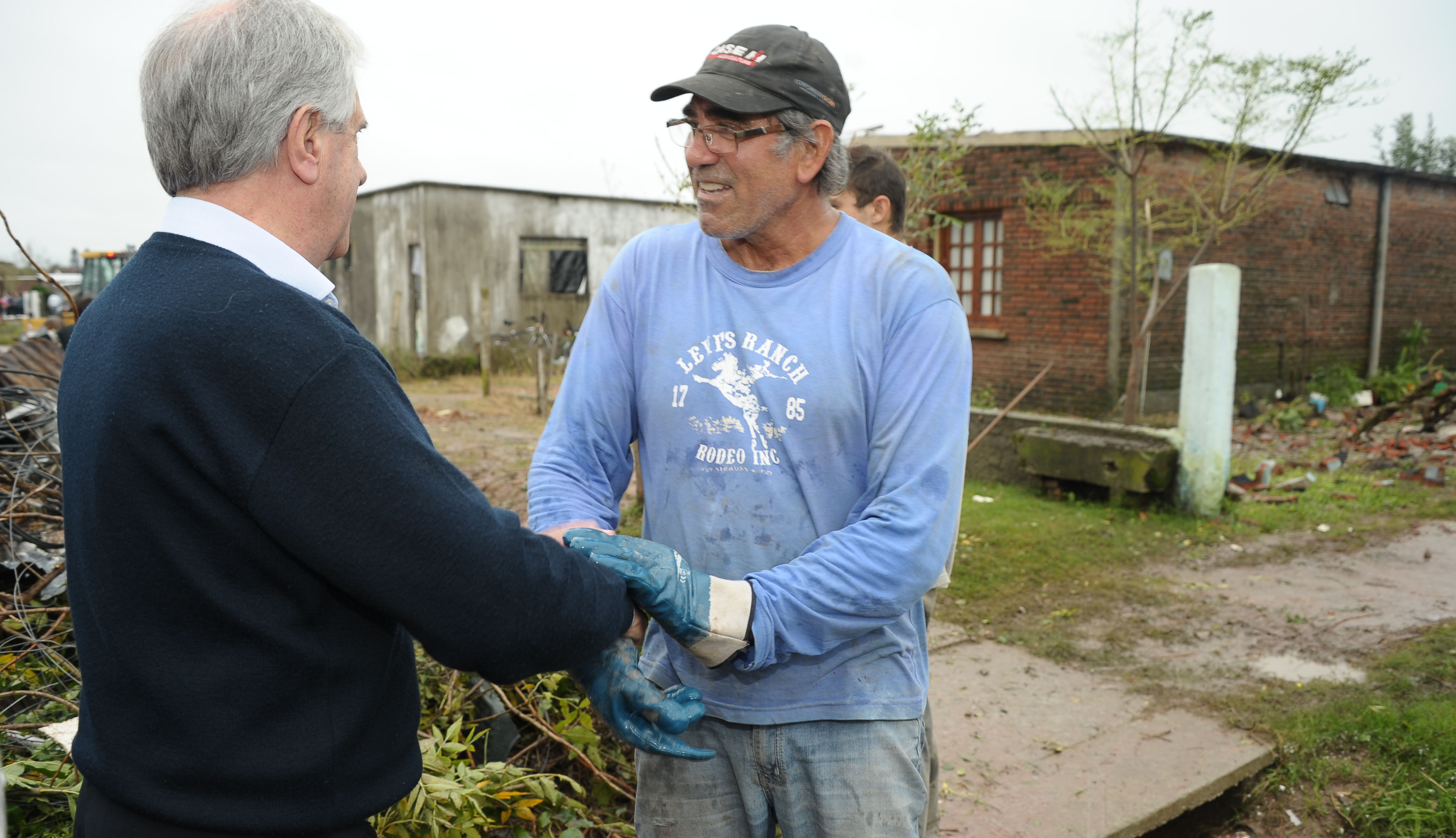 Vázquez recorrió barrios afectados por el tornado en Dolores
