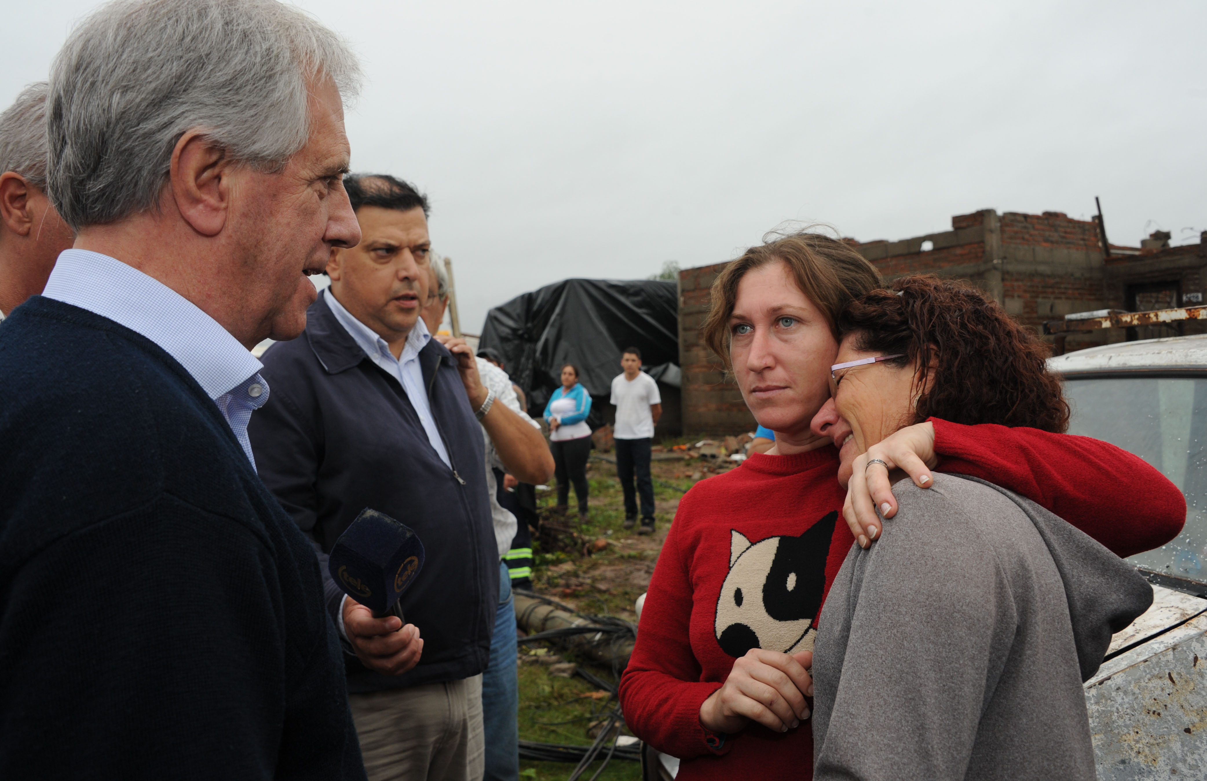 Vázquez recorrió barrios afectados por el tornado en Dolores