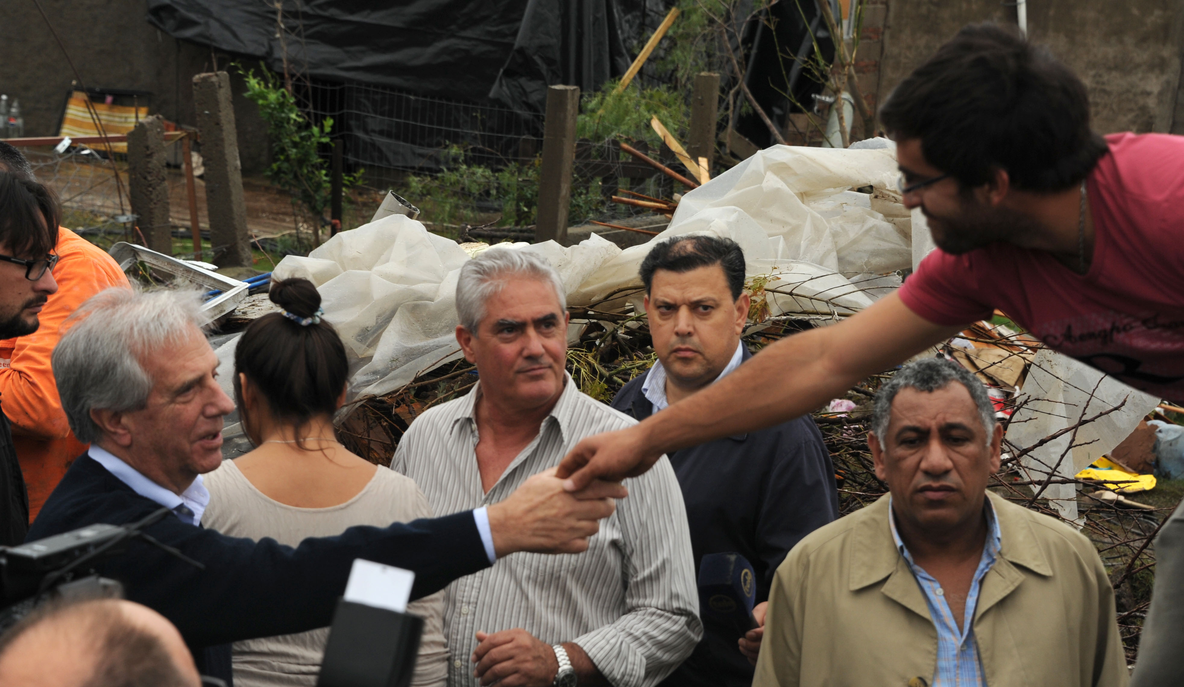 Vázquez recorrió barrios afectados por el tornado en Dolores