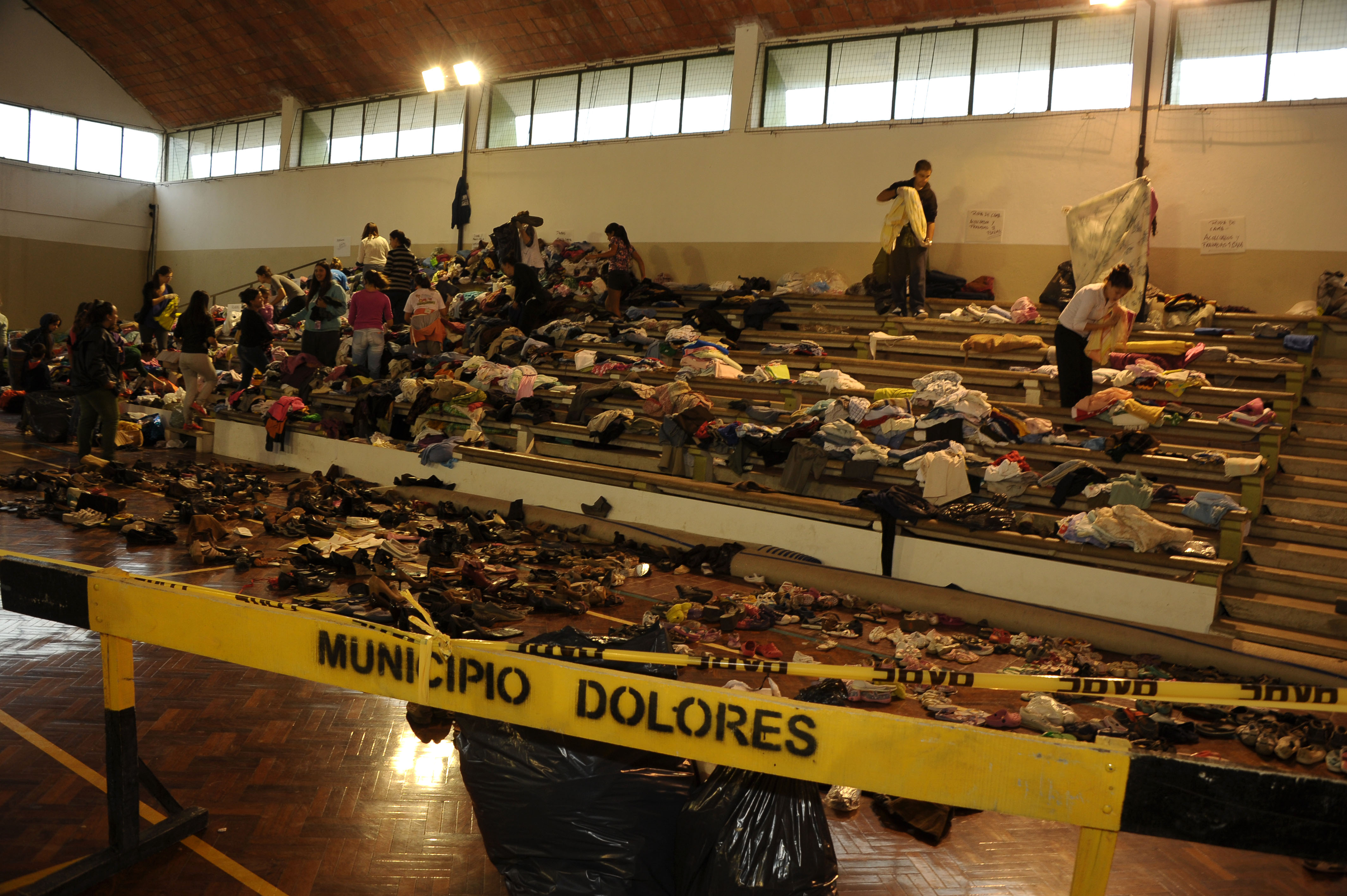 Gimnasio cerrado de Dolores donde se reciben donaciones