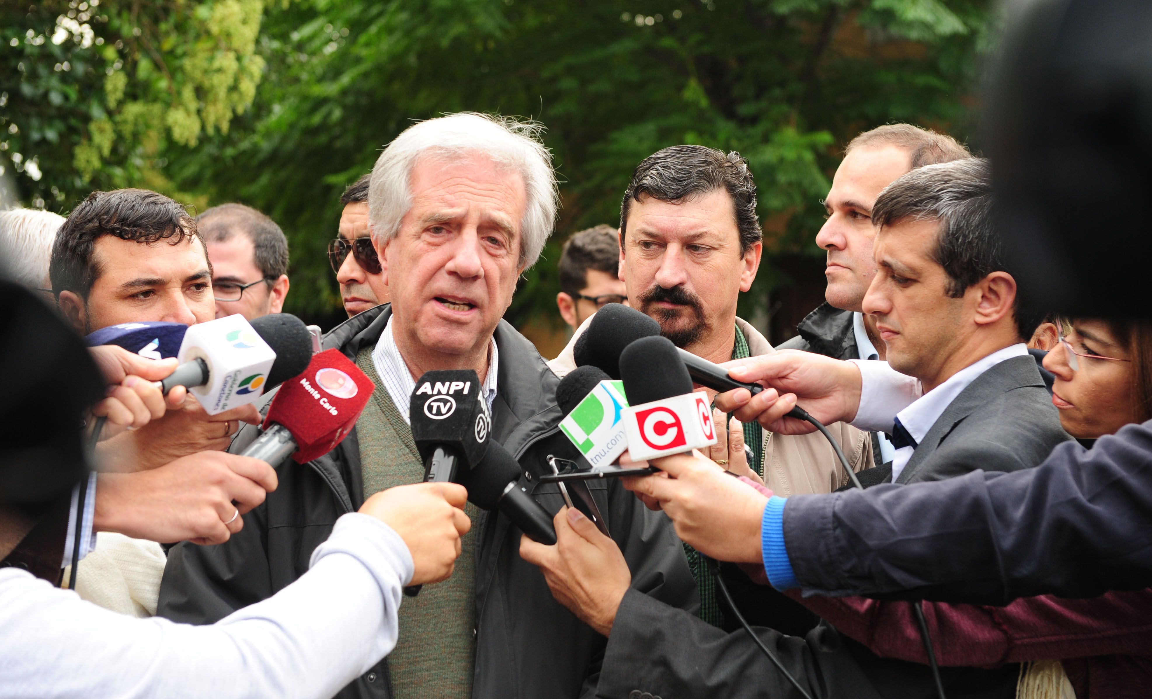 Vázquez conversando con la prensa