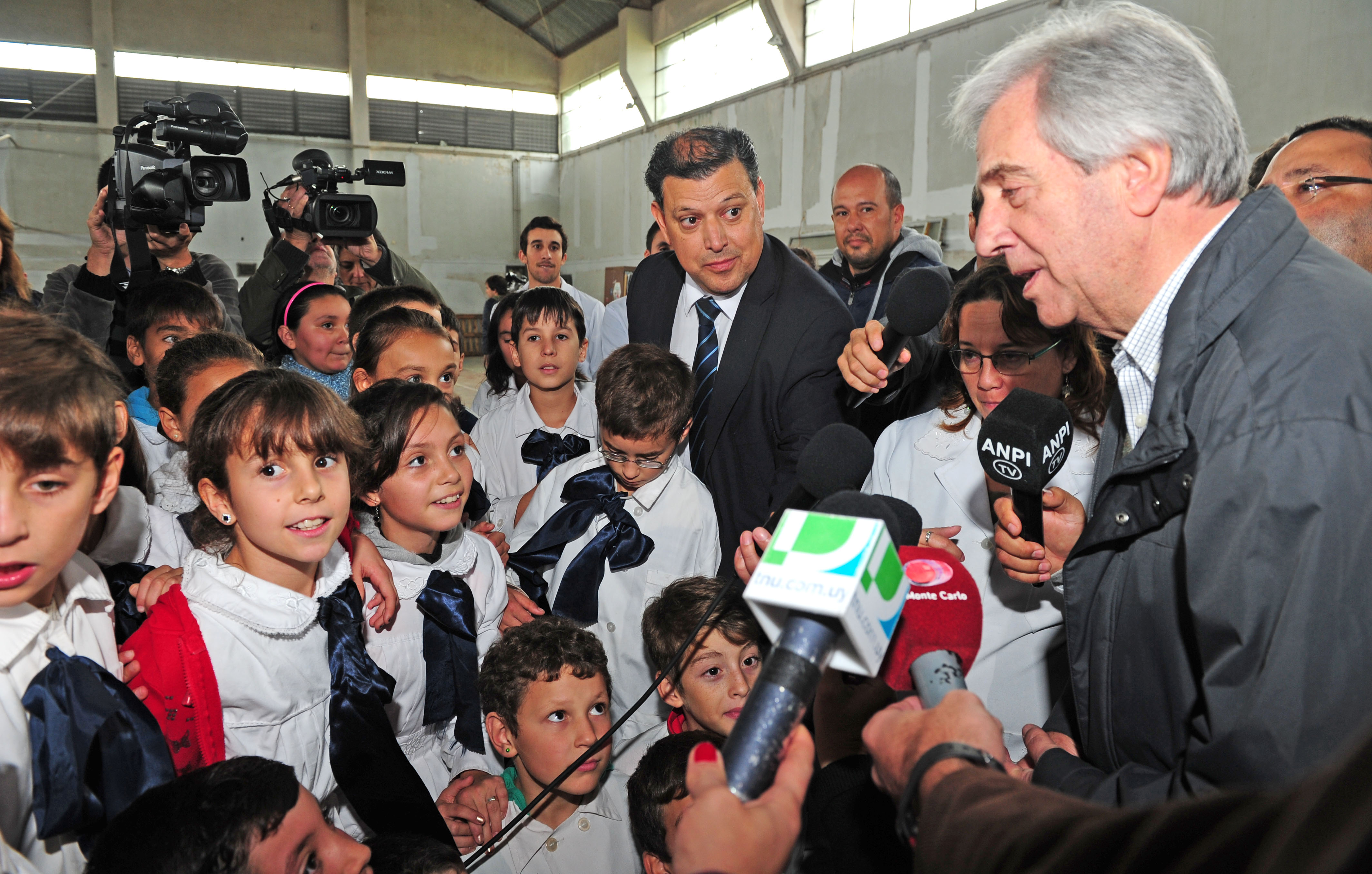 Vázquez saluda a escolares