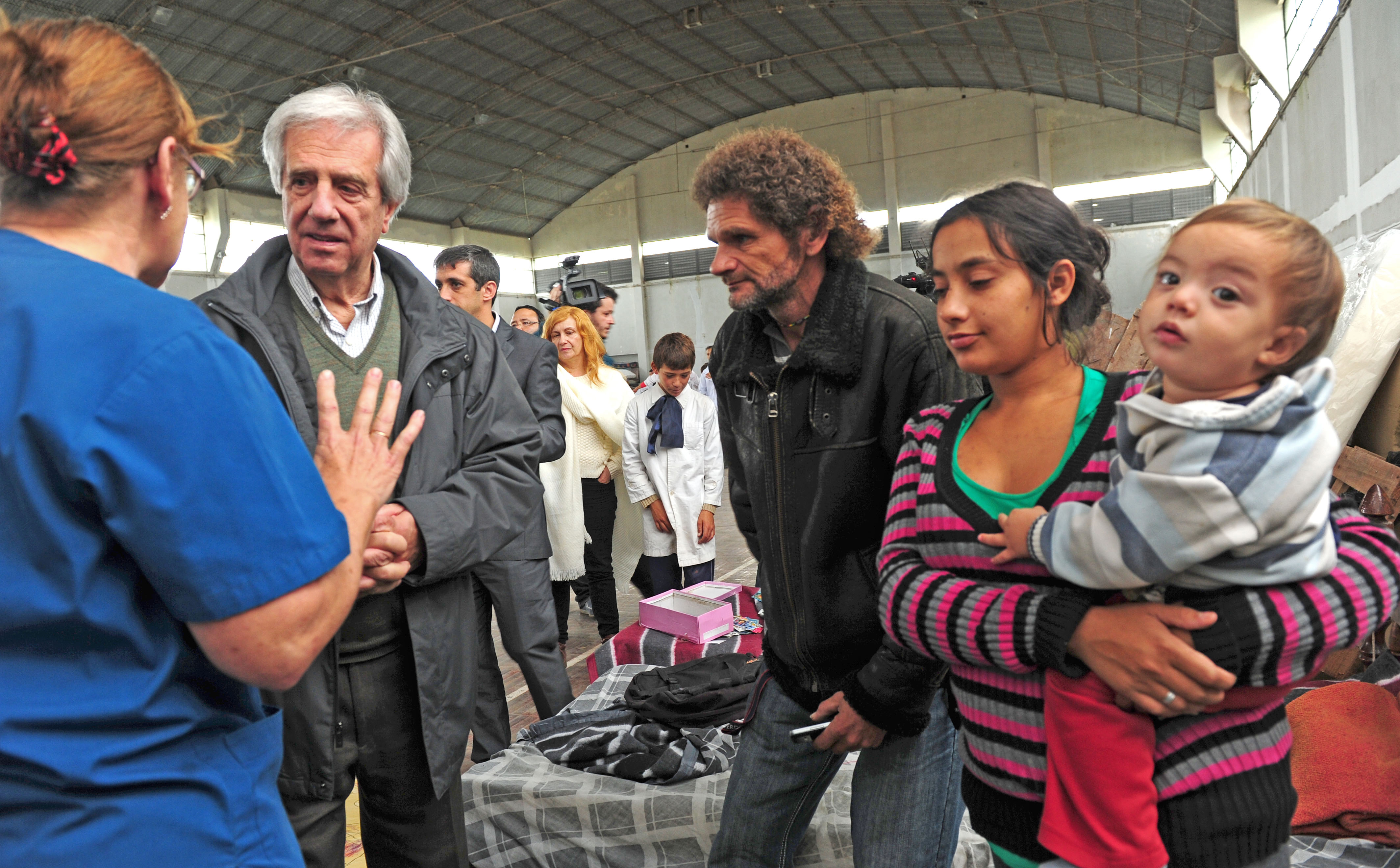 Vázquez conversando con vecinos evacuados
