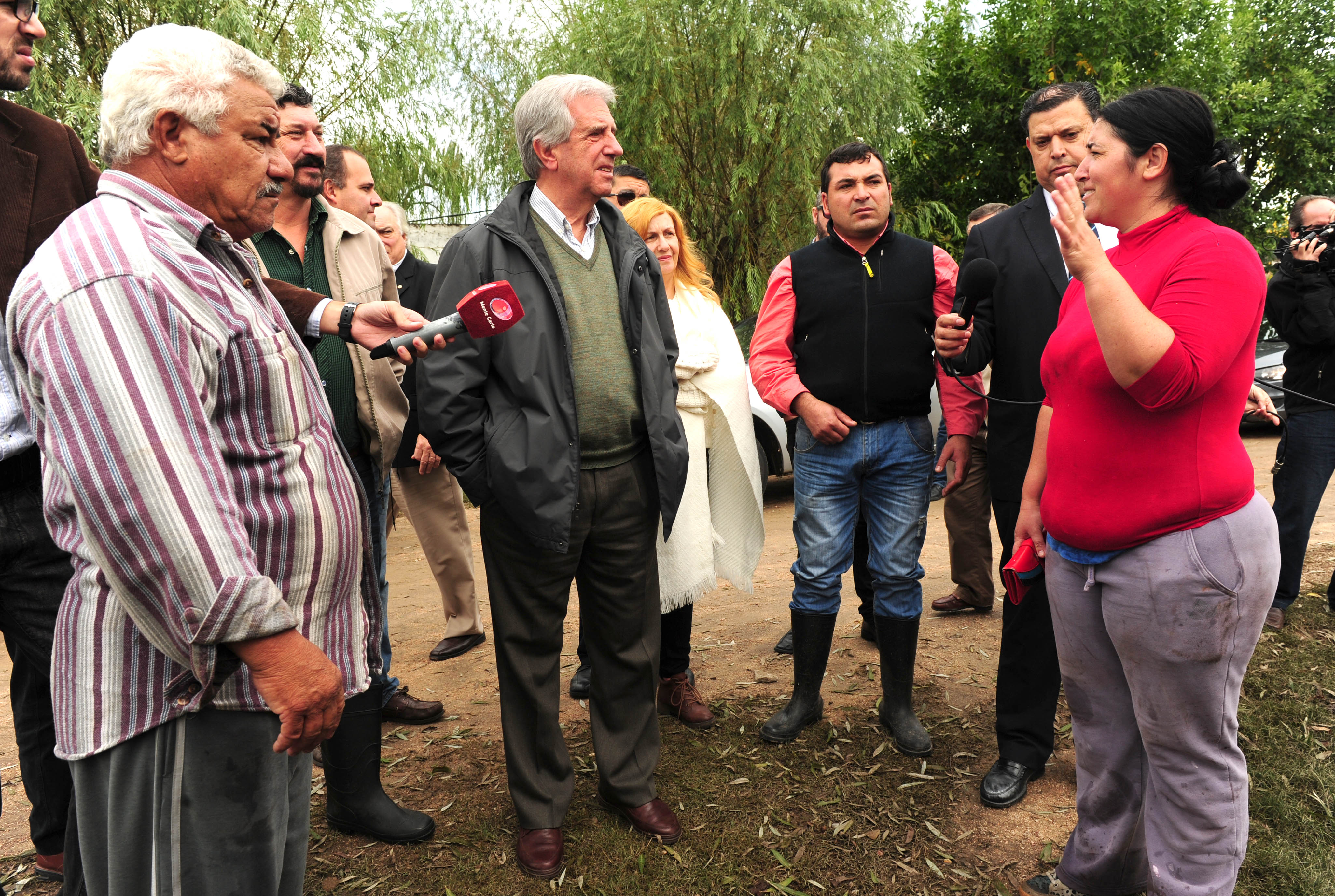Vázquez conversando con vecinos de San Ramón