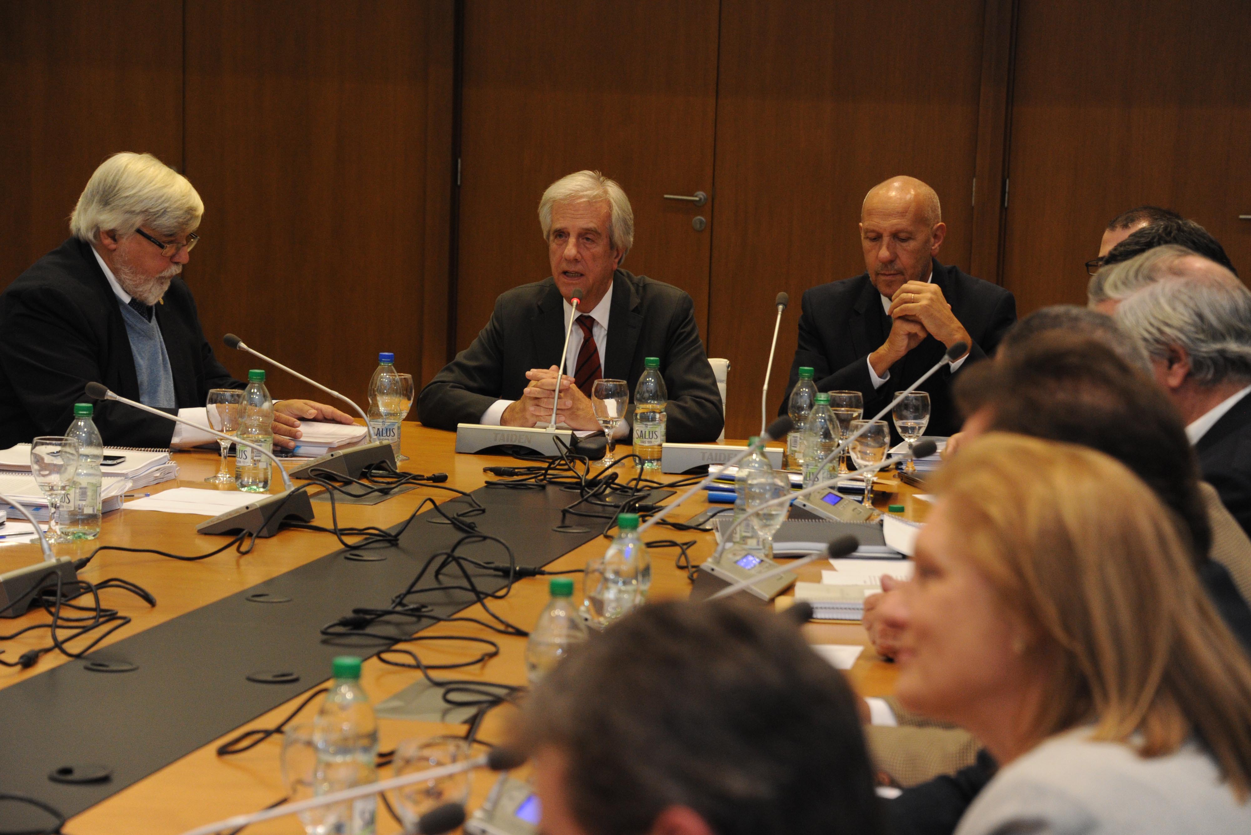 Reunión de Vázquez y representantes de partidos políticos