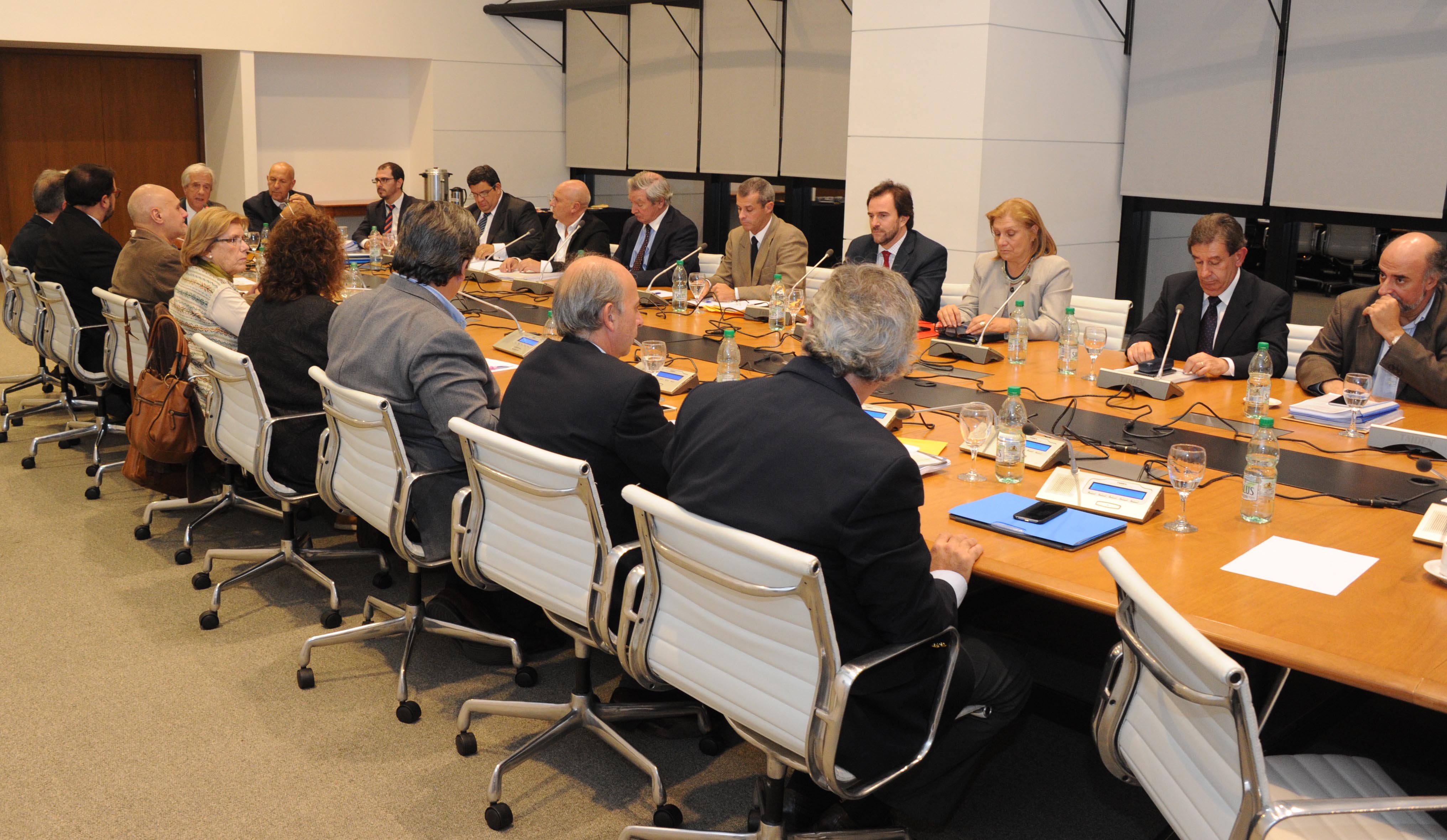 Reunión de Vázquez y representantes de partidos políticos