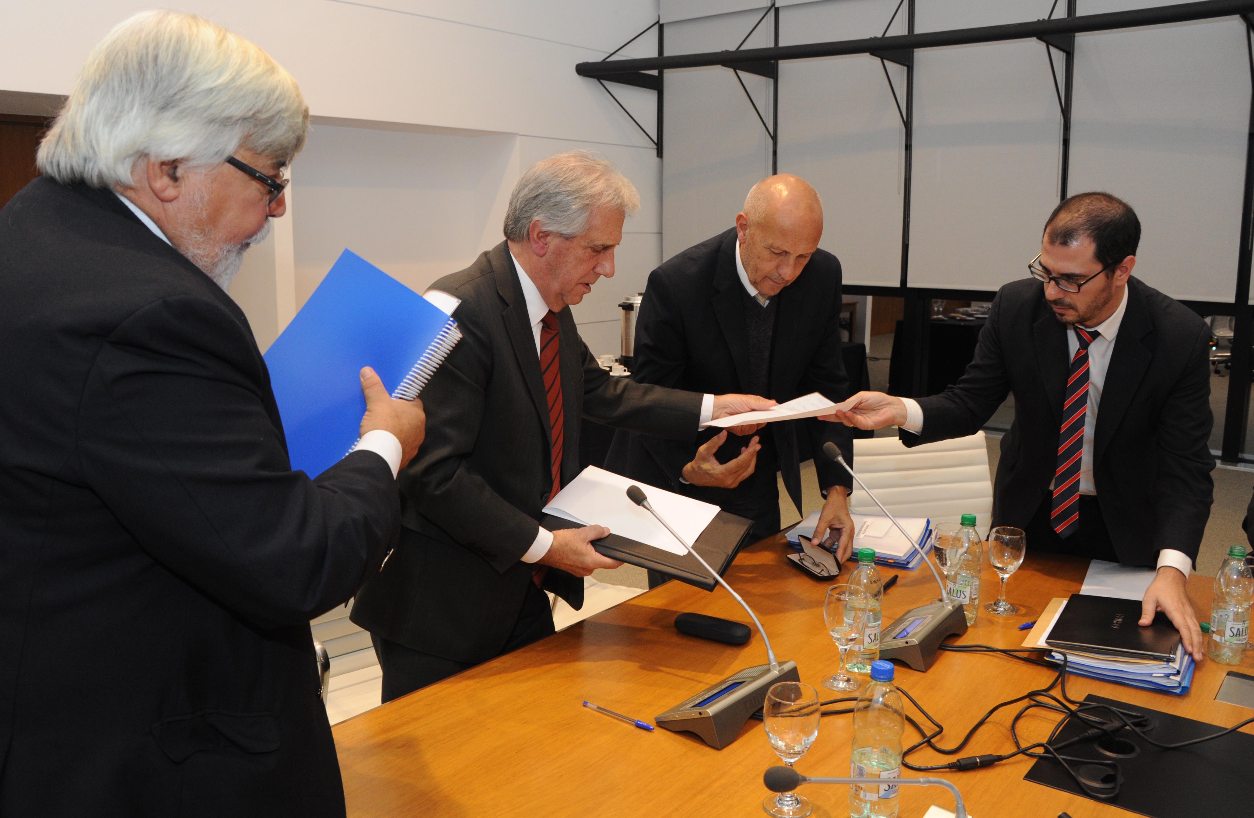 Vázquez junto a Bonomi, Toma y Roballo finalizando la reunión
