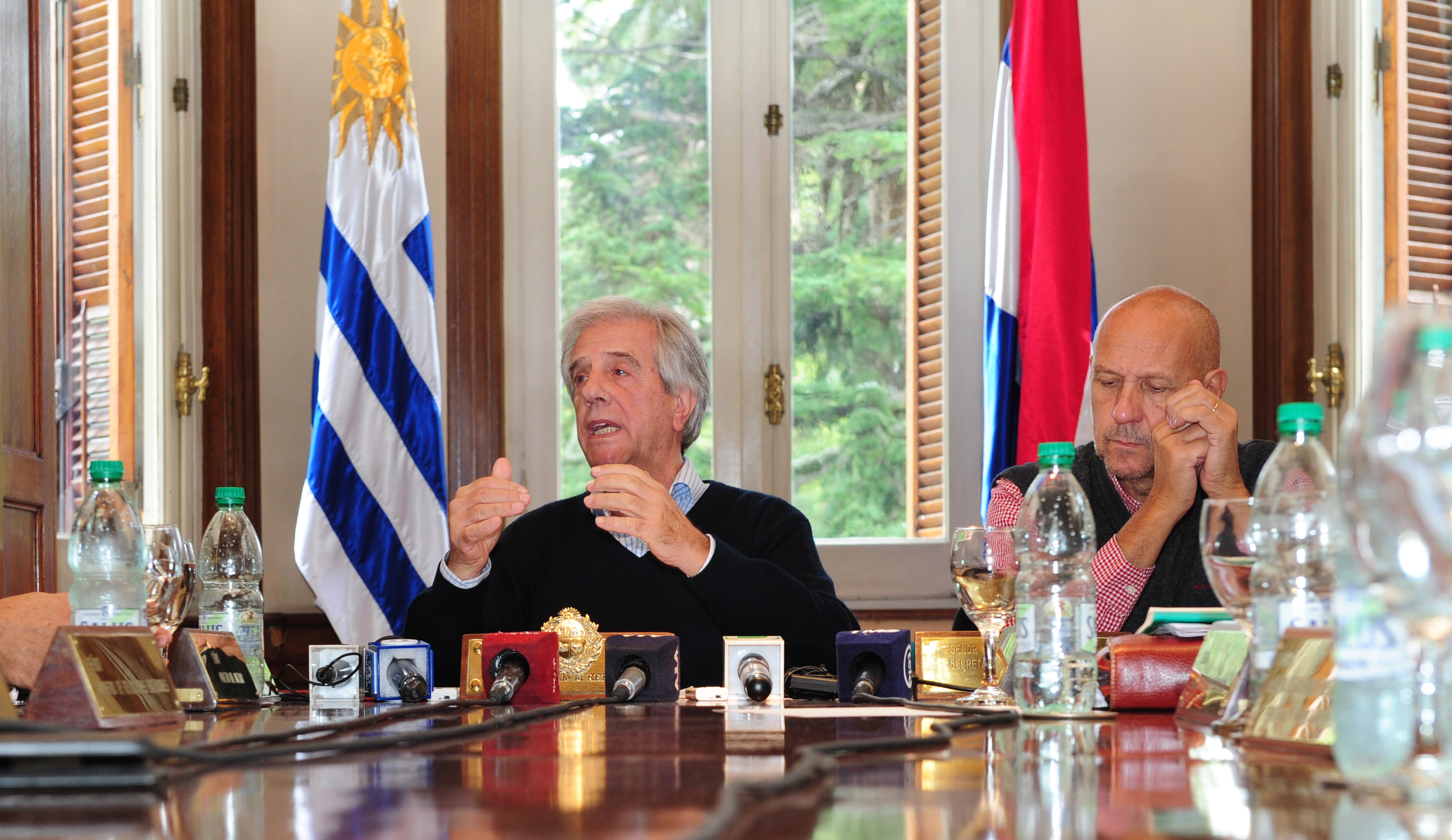 Vázquez dirigiéndose a la prensa junto a Miguel Ángel Toma