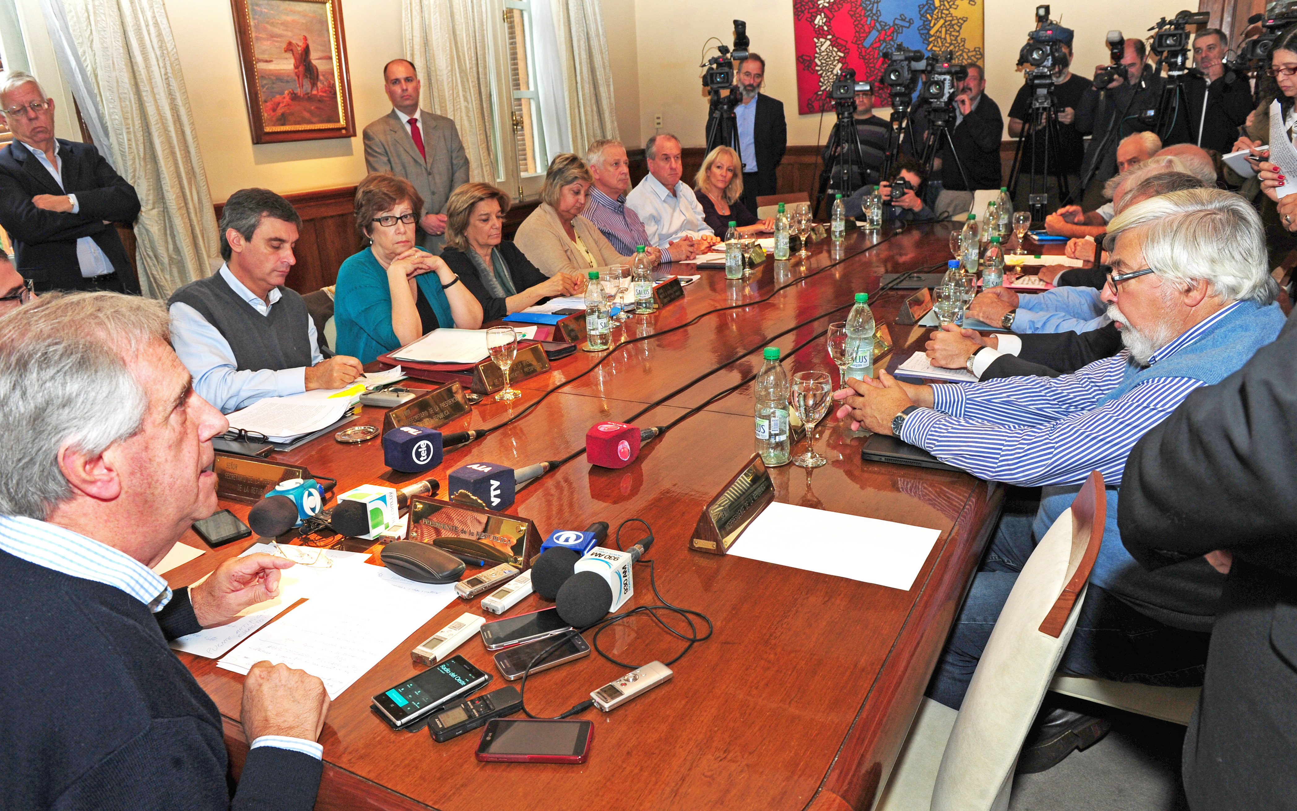 Vázquez dirigiéndose a la prensa