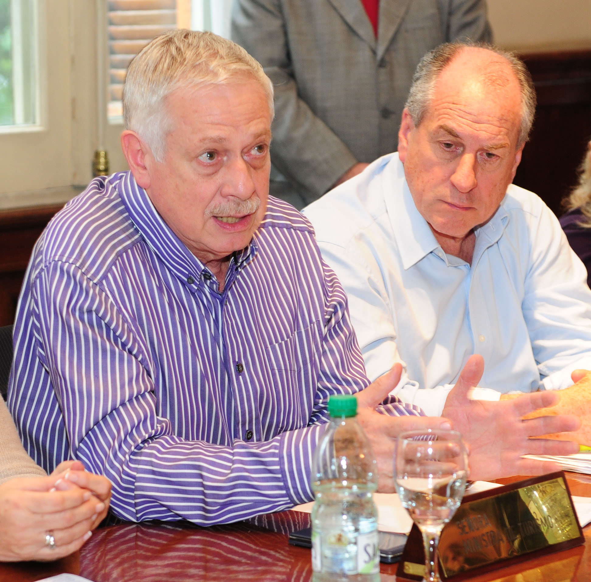 Ministro Jorge Basso dirigiéndose a la prensa junto al ministro Ernesto Murro