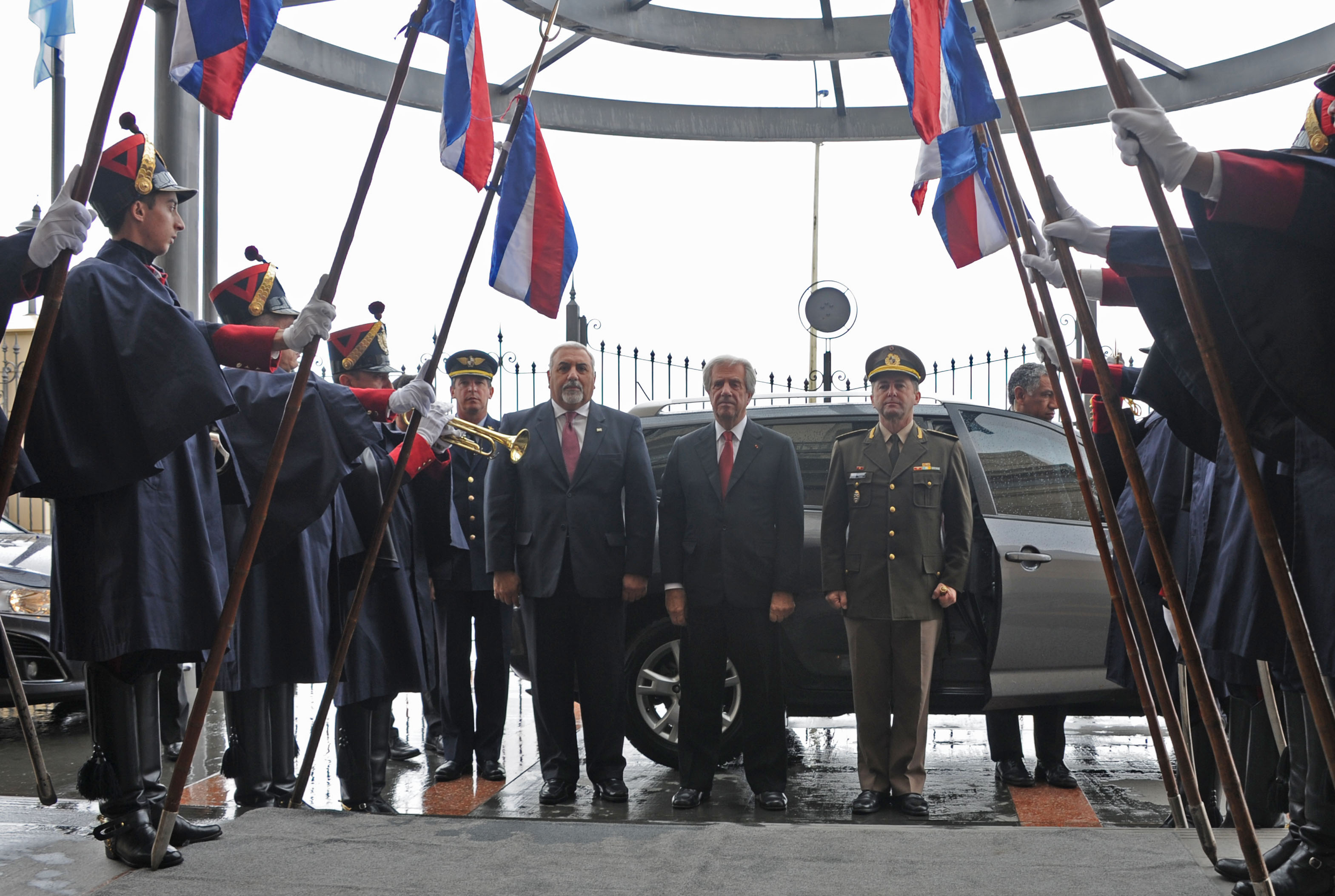 Vázquez llegando al Edificio Mercosur