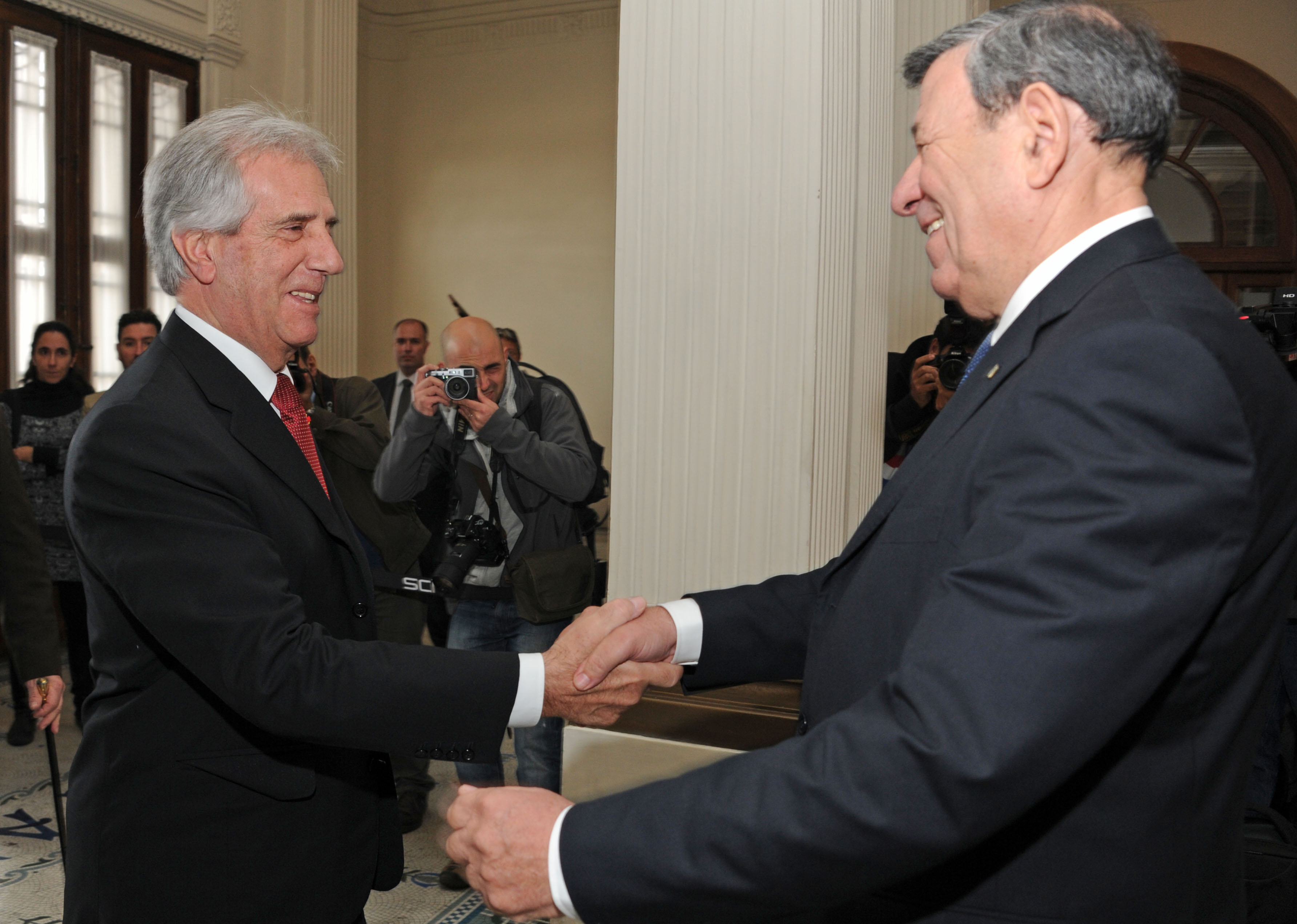 Saludo entre Vázquez y Nin