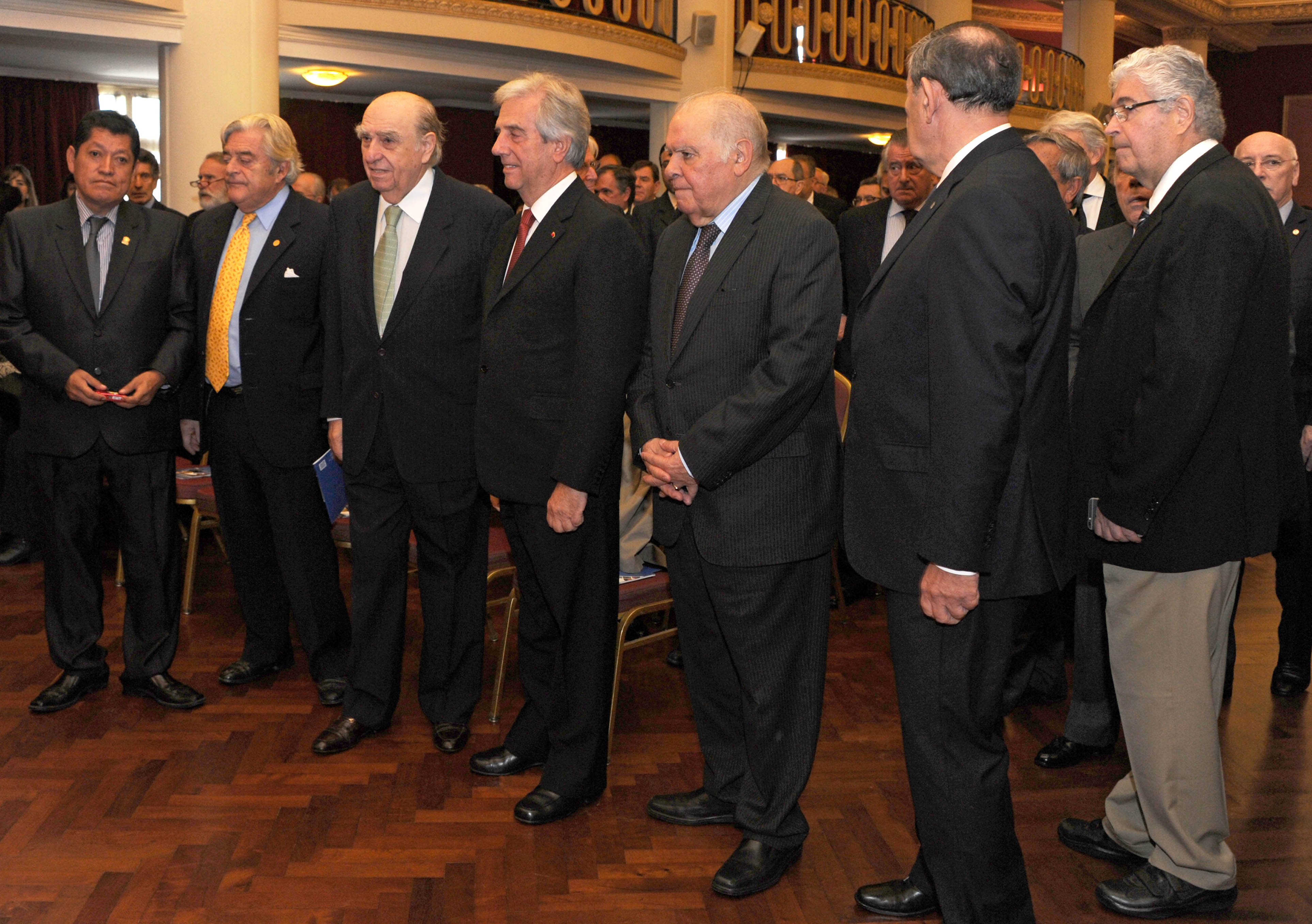 Presidente Vázquez junto a expresidentes y Enrique Iglesias