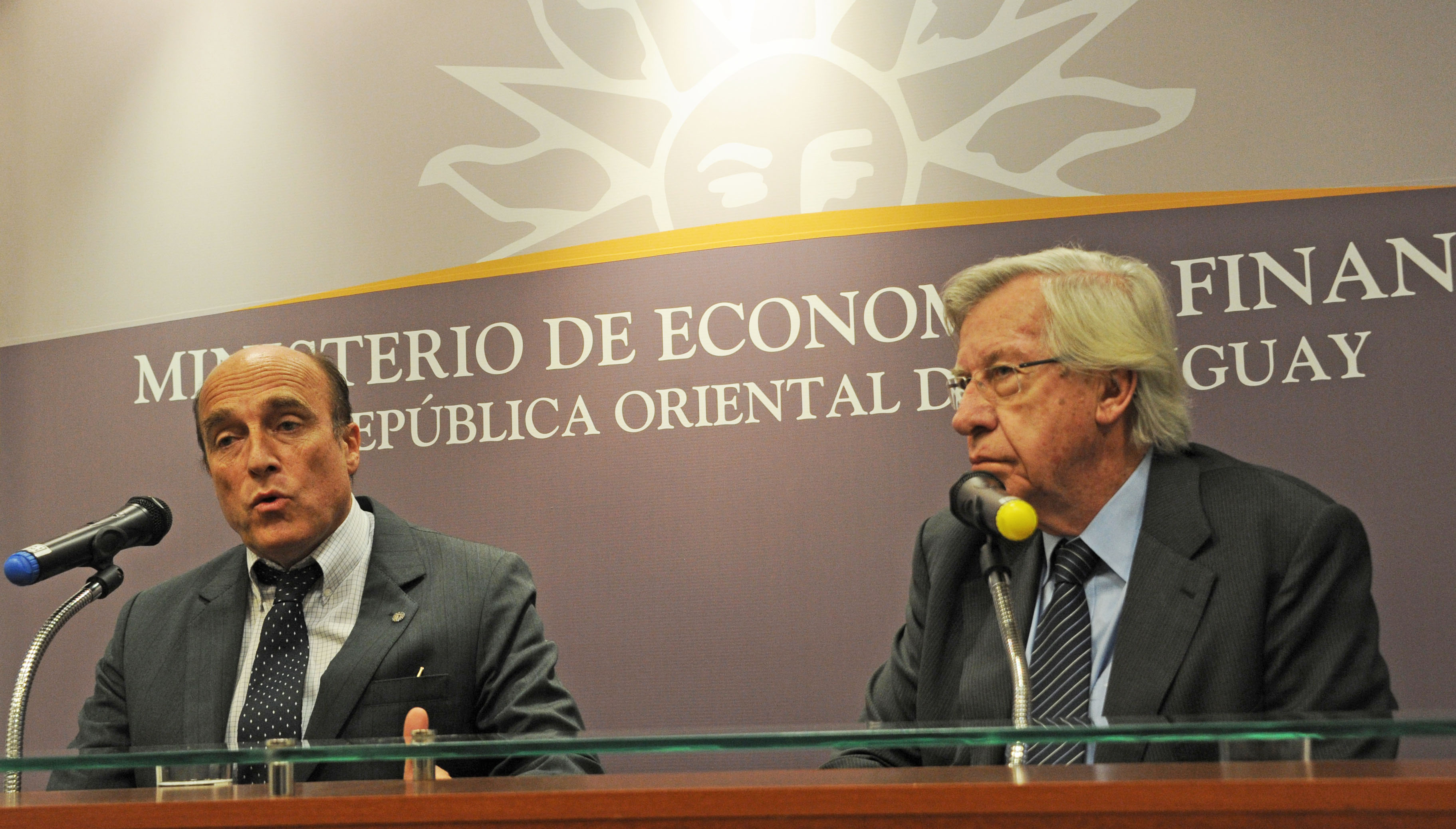 Danilo Astori y Daniel Martínez en conferencia de prensa