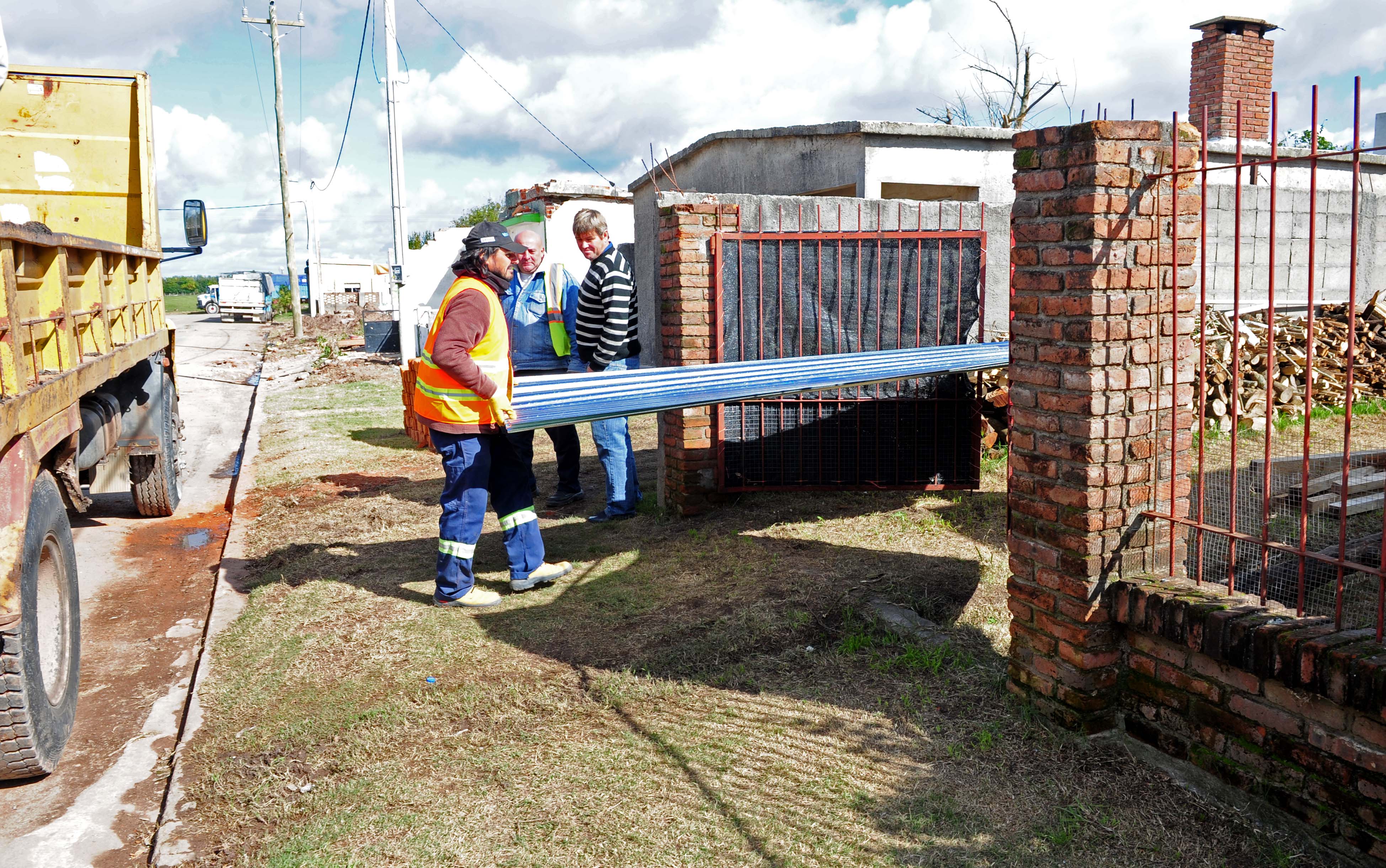 Trabajadores descargando las chapas