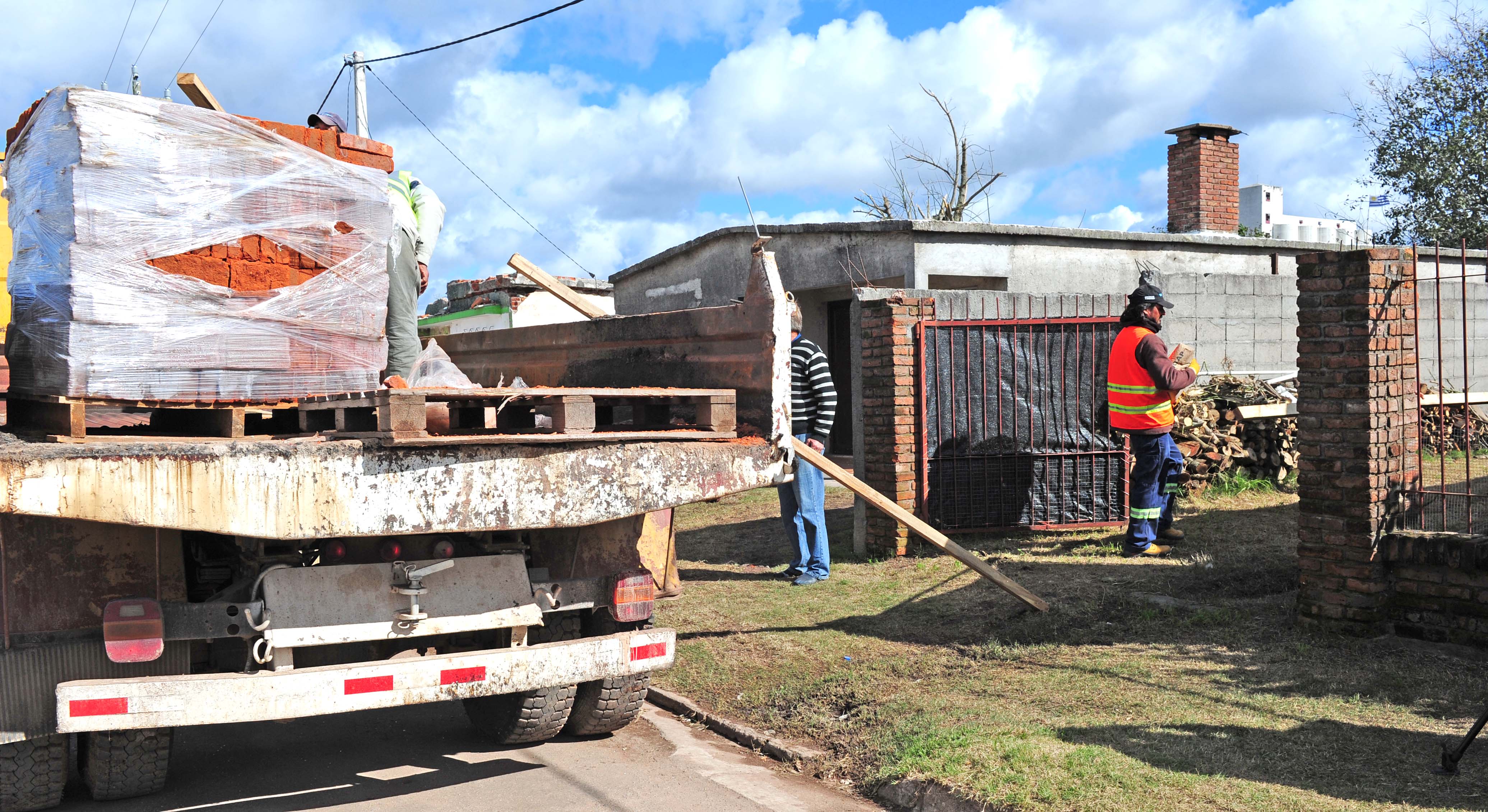 Trabajadores descargando las chapas