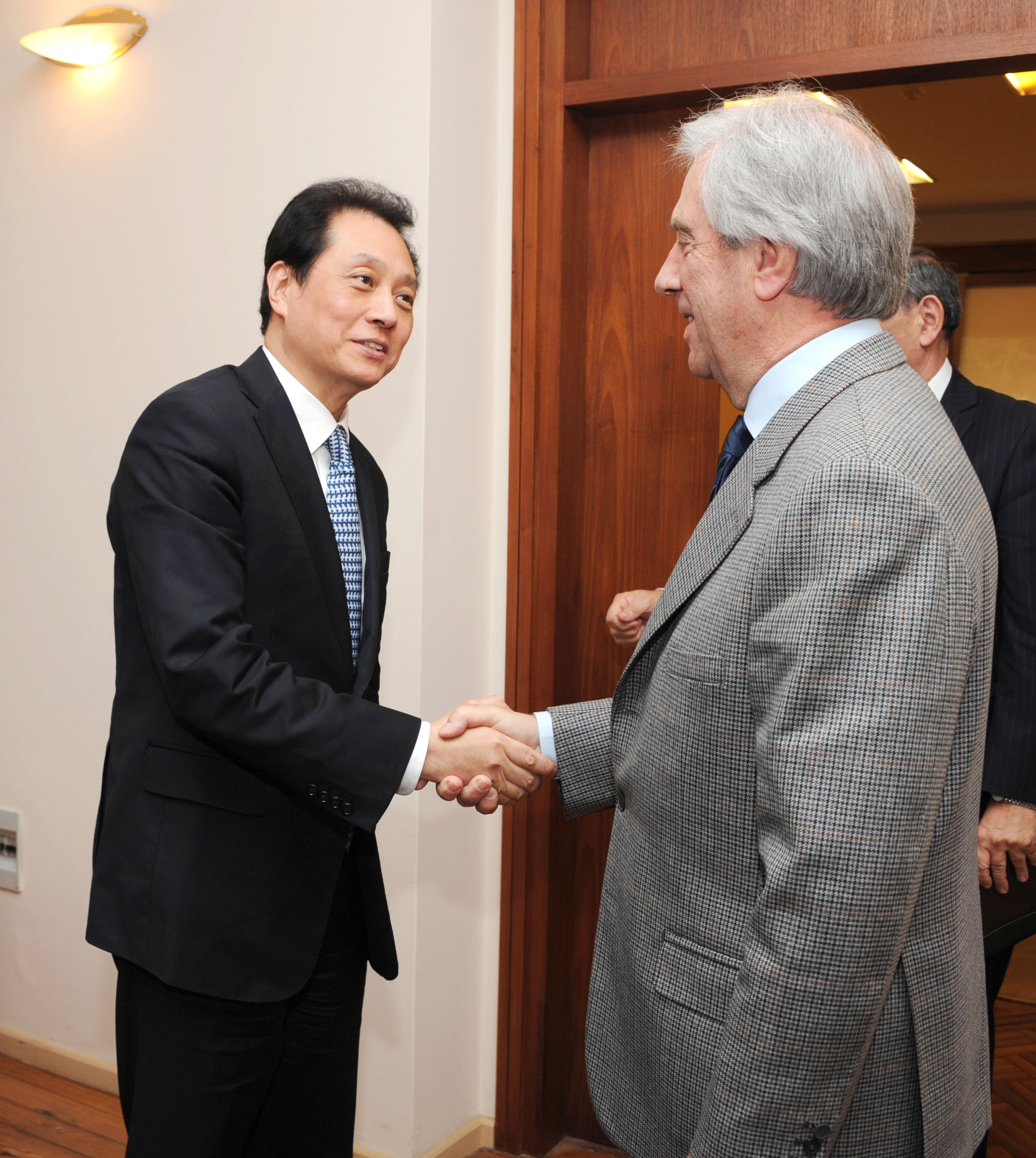 Tabaré Vázquez saluda al vicecanciller de la República Popular China, Wang Chao