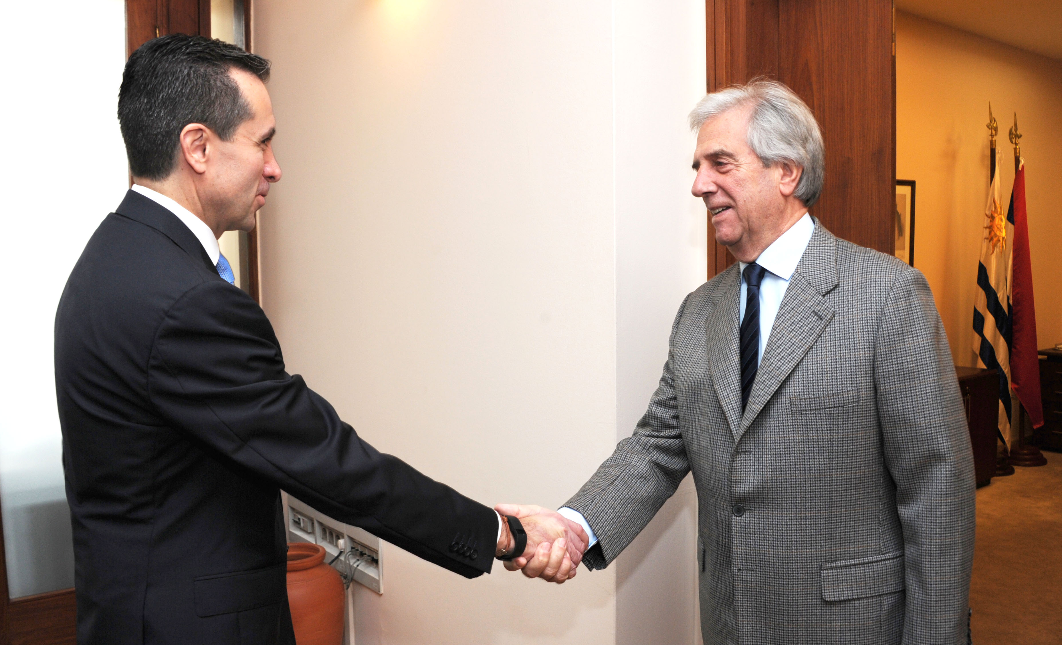 Tabaré Vázquez saluda al vicepresidente del Banco Mundial para América Latina y el Caribe, Jorge Familiar