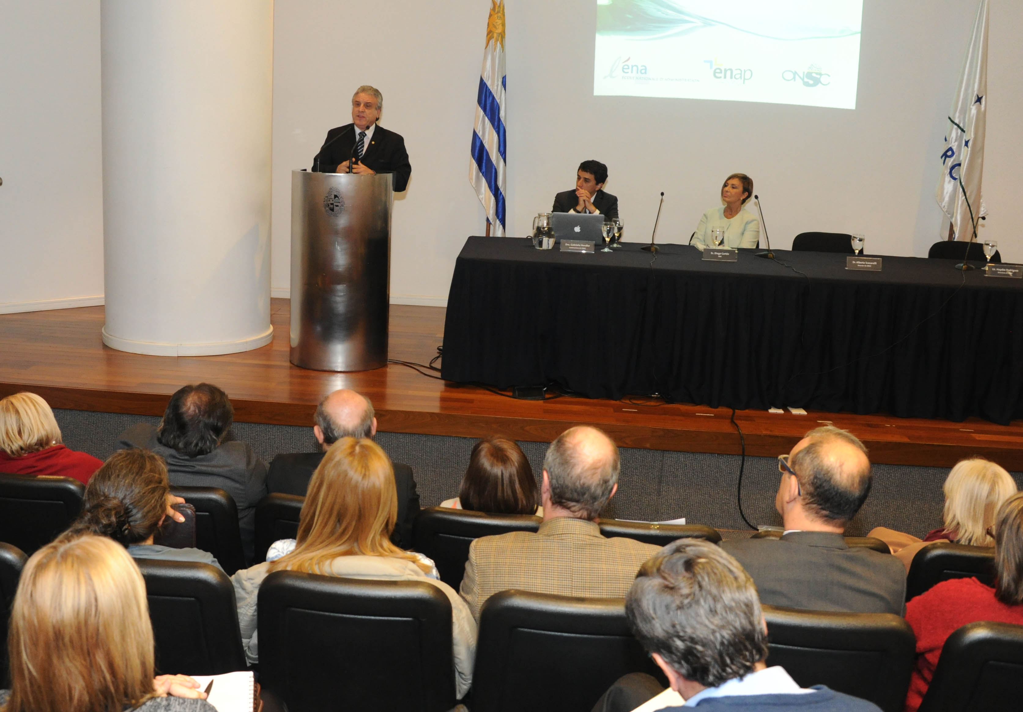 Director de la Oficina Nacional del Servicio Civil, Alberto Scavarelli haciendo uso de la palabra