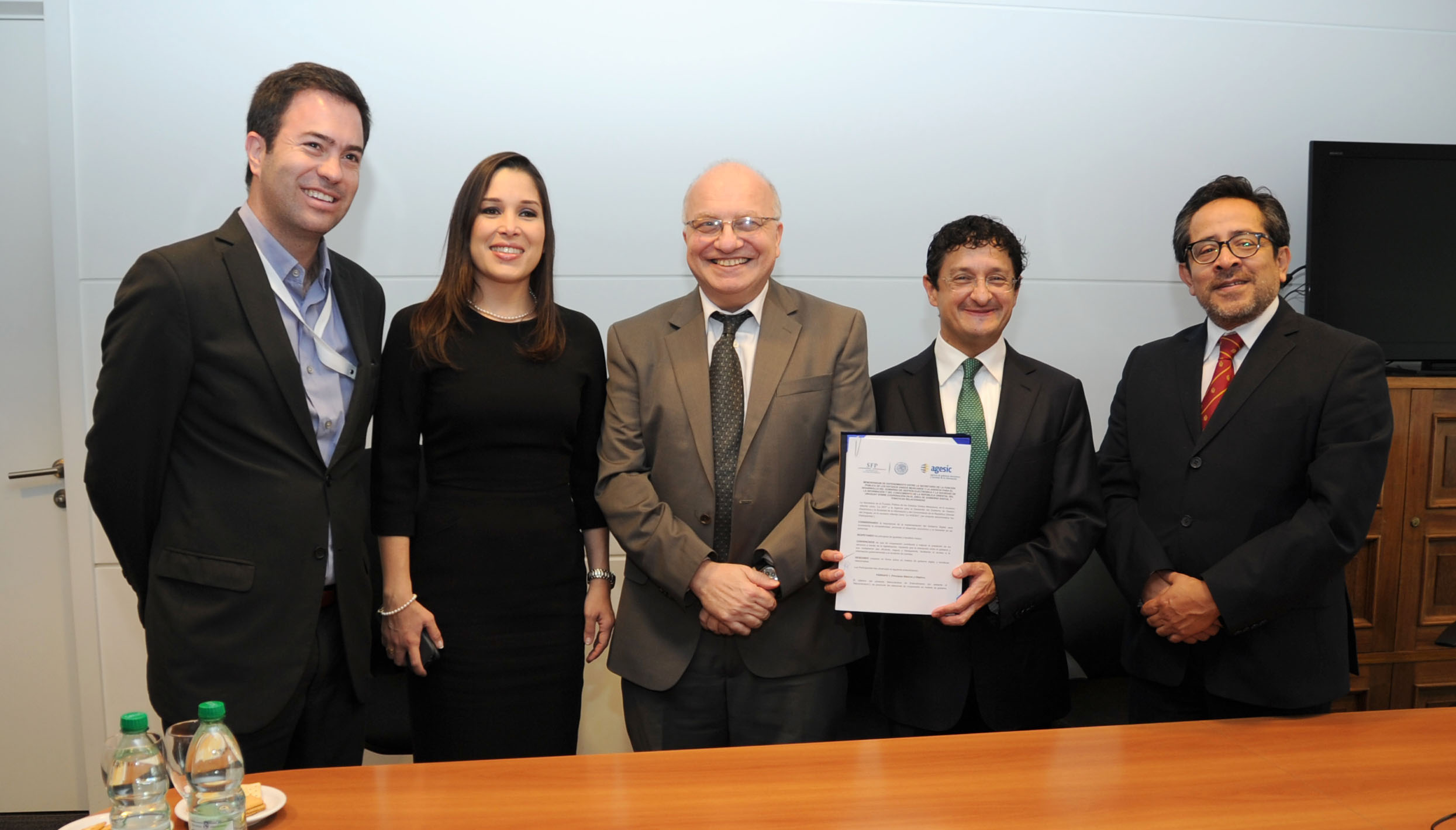 Foto con los representantes de la Secretaría de la Función Pública de los Estados Unidos Mexicanos