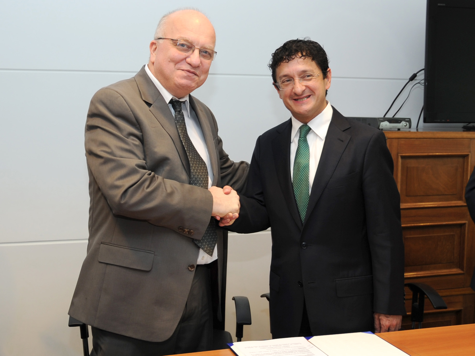 Clastornik saluda a representante de la Secretaría de la Función Pública de los Estados Unidos Mexicanos