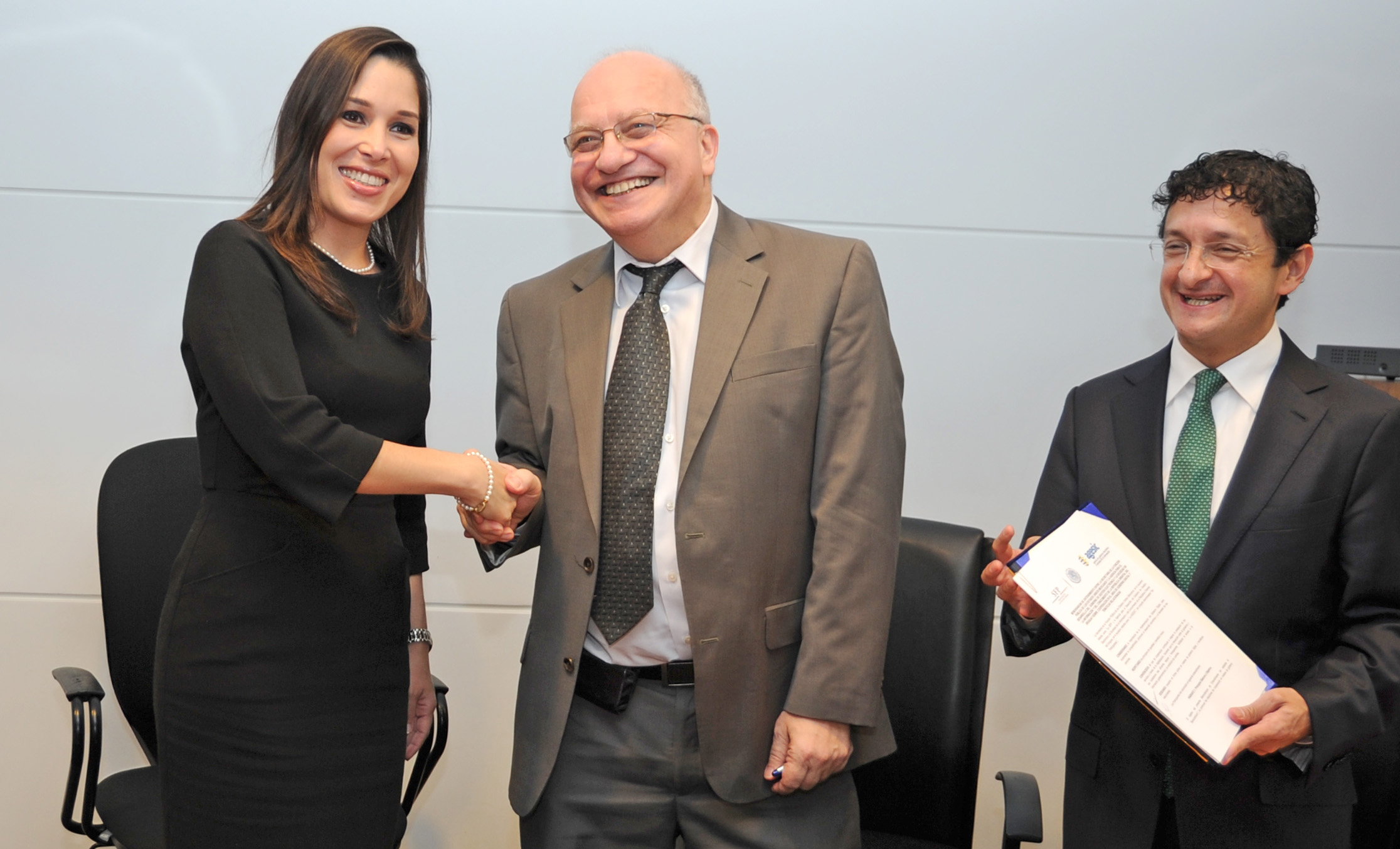 Clastornik saluda a representante de la Secretaría de la Función Pública de los Estados Unidos Mexicanos