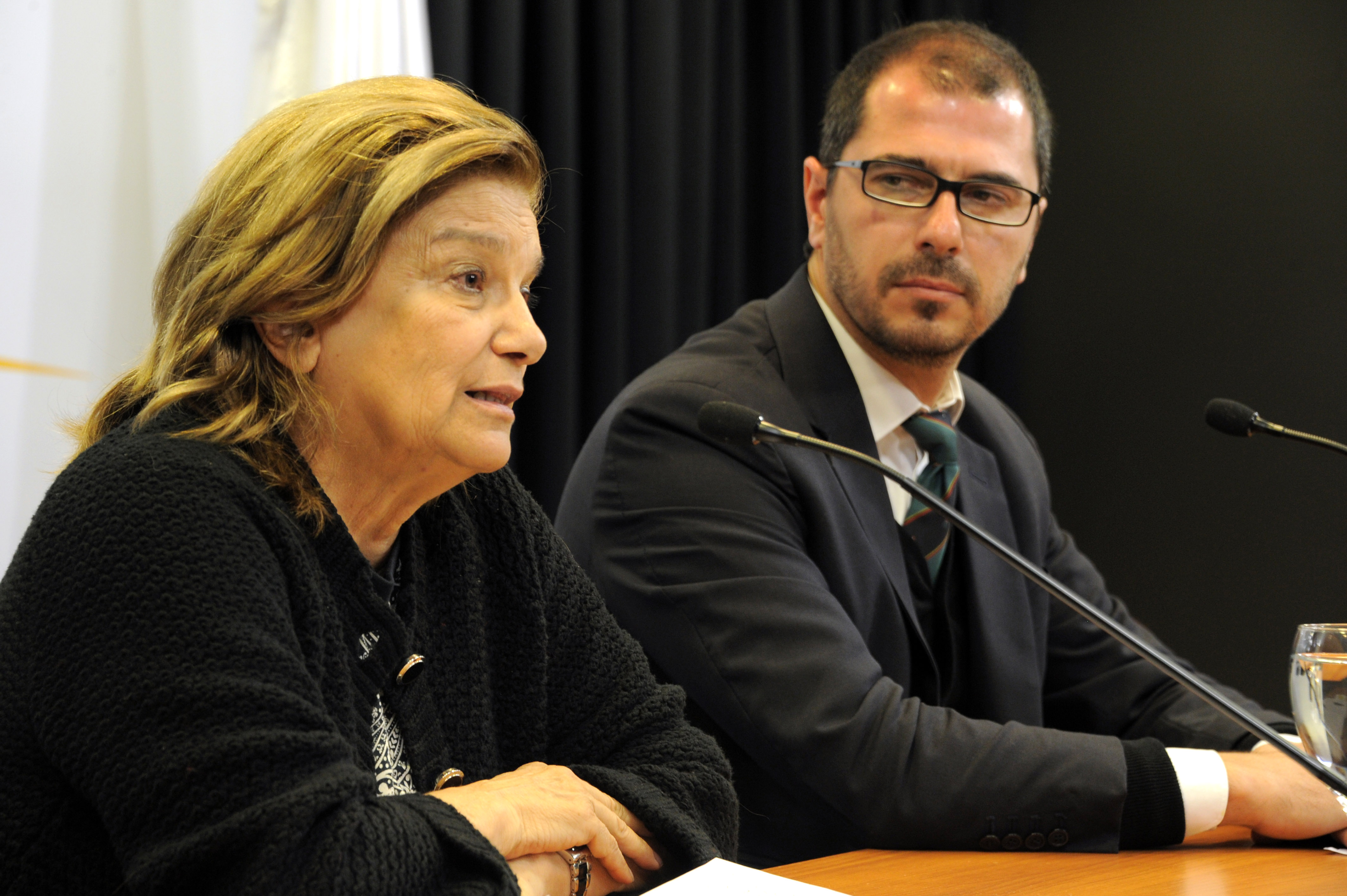 Ministra de Vivienda, Eneida de León junto al prosecretario de la presidencia, Juan Andrés Roballo, y