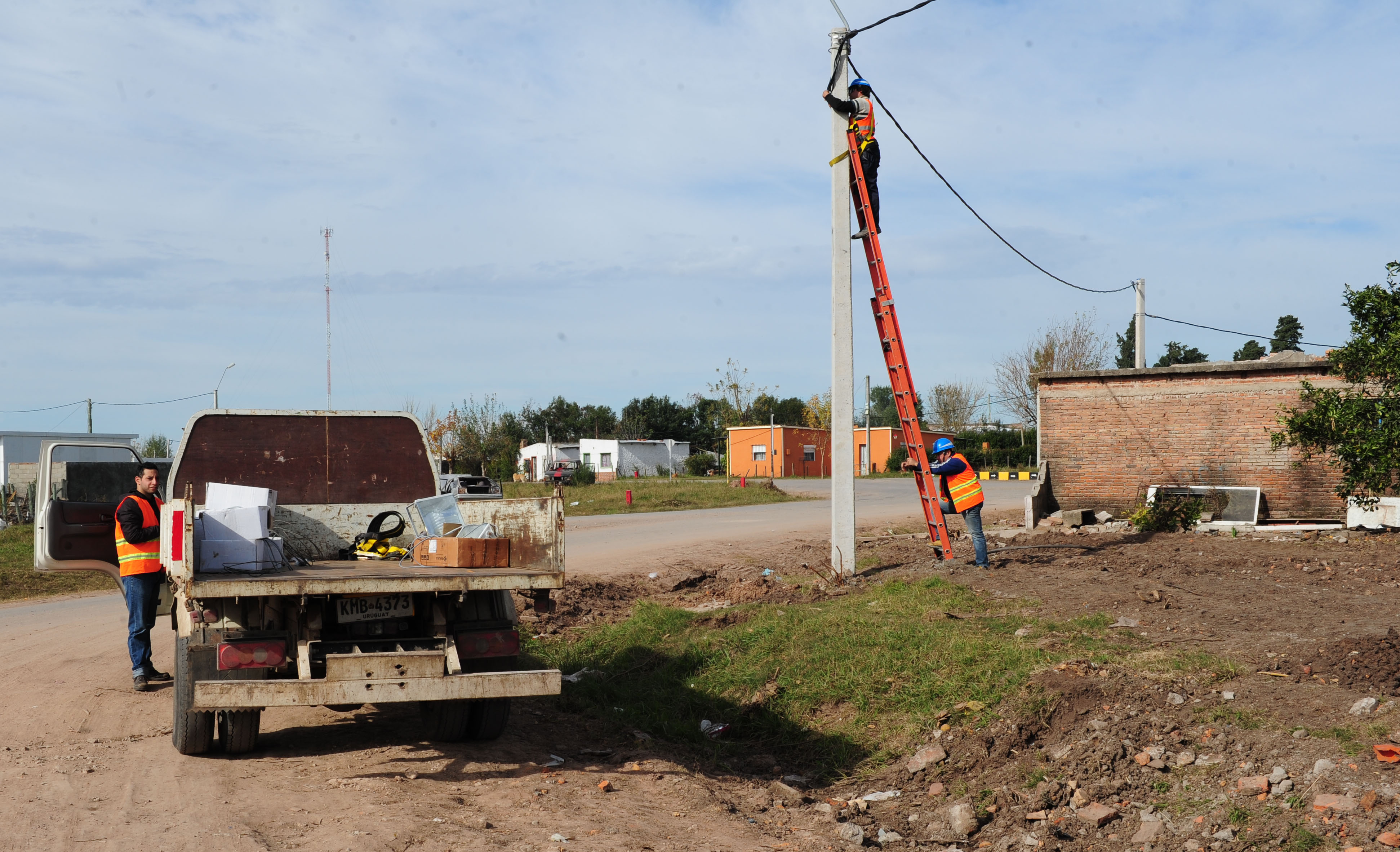Trabajadores de UTE reparando líneas eléctricas