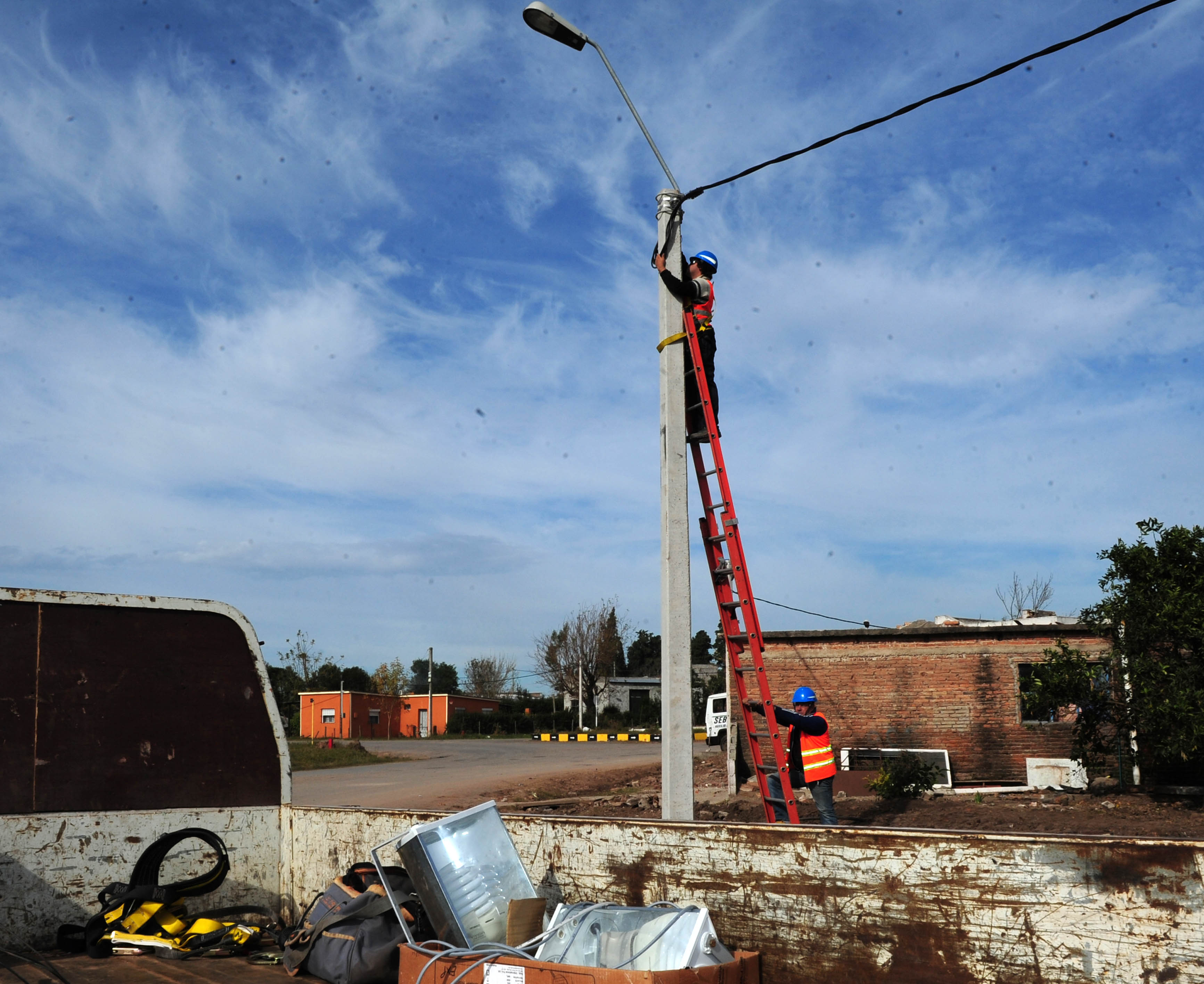 Trabajadores de UTE reparando líneas eléctricas