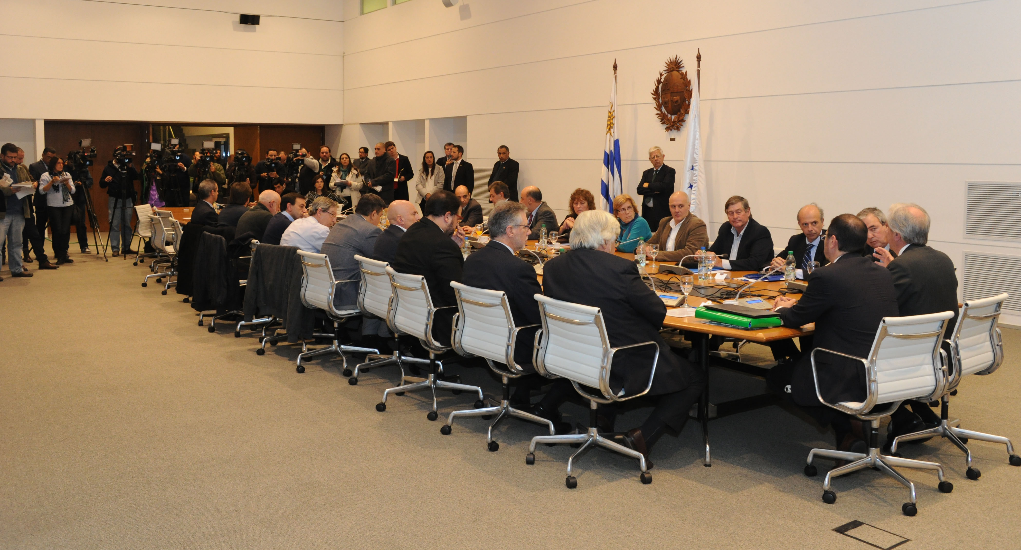 Vázquez encabezando la conferencia de prensa