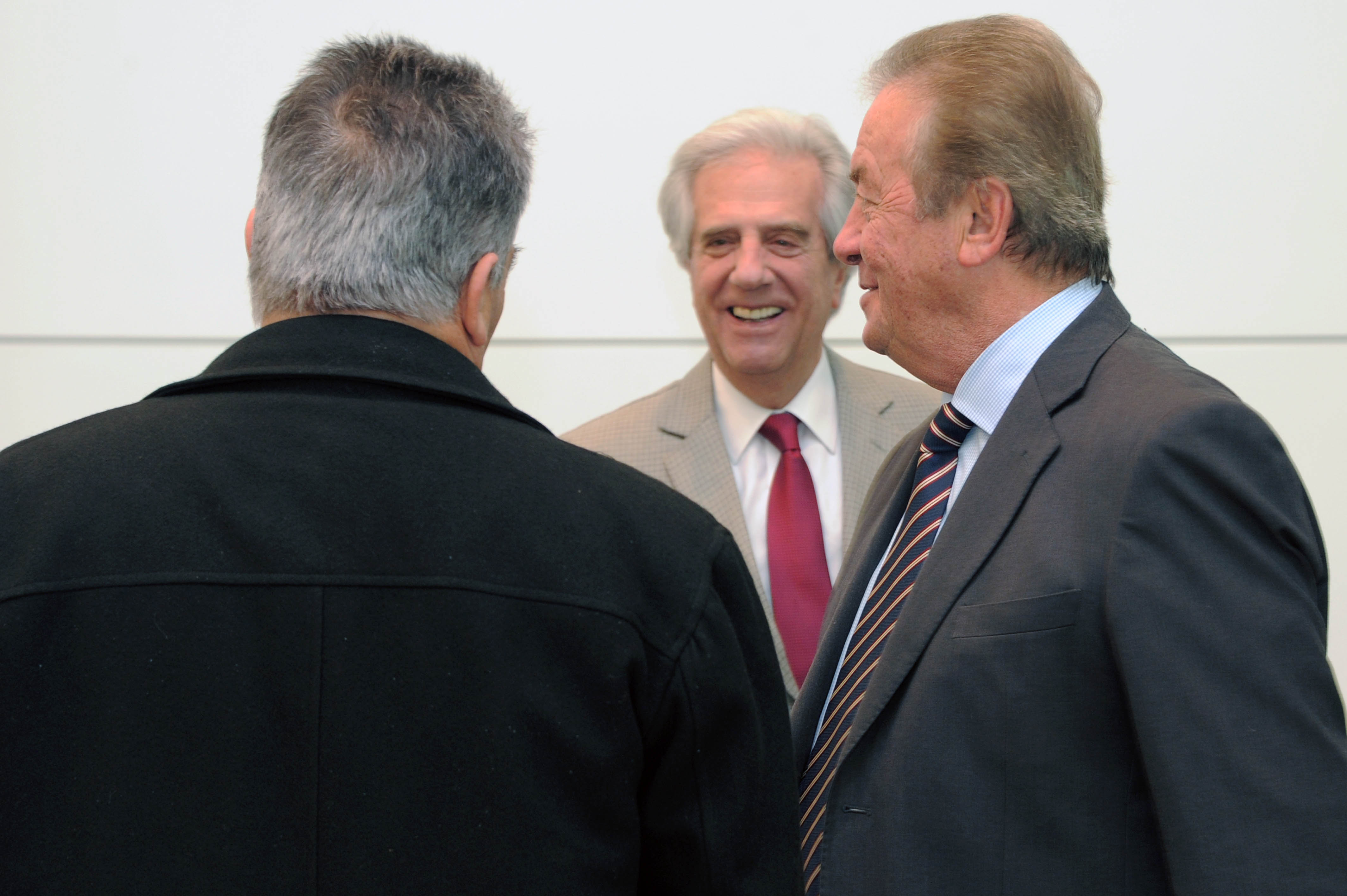 Vázquez e Intendentes se saludan