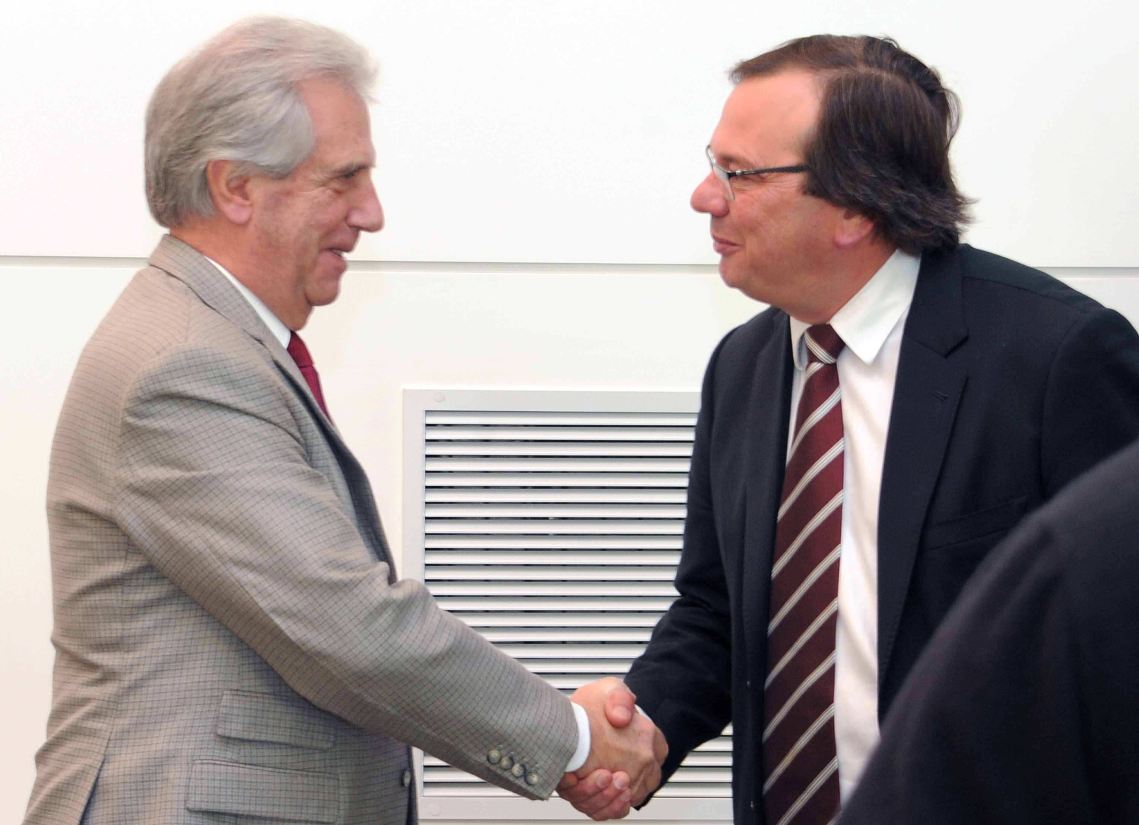 Presidente Vázquez saludando al intendente de San José, José Luis Falero