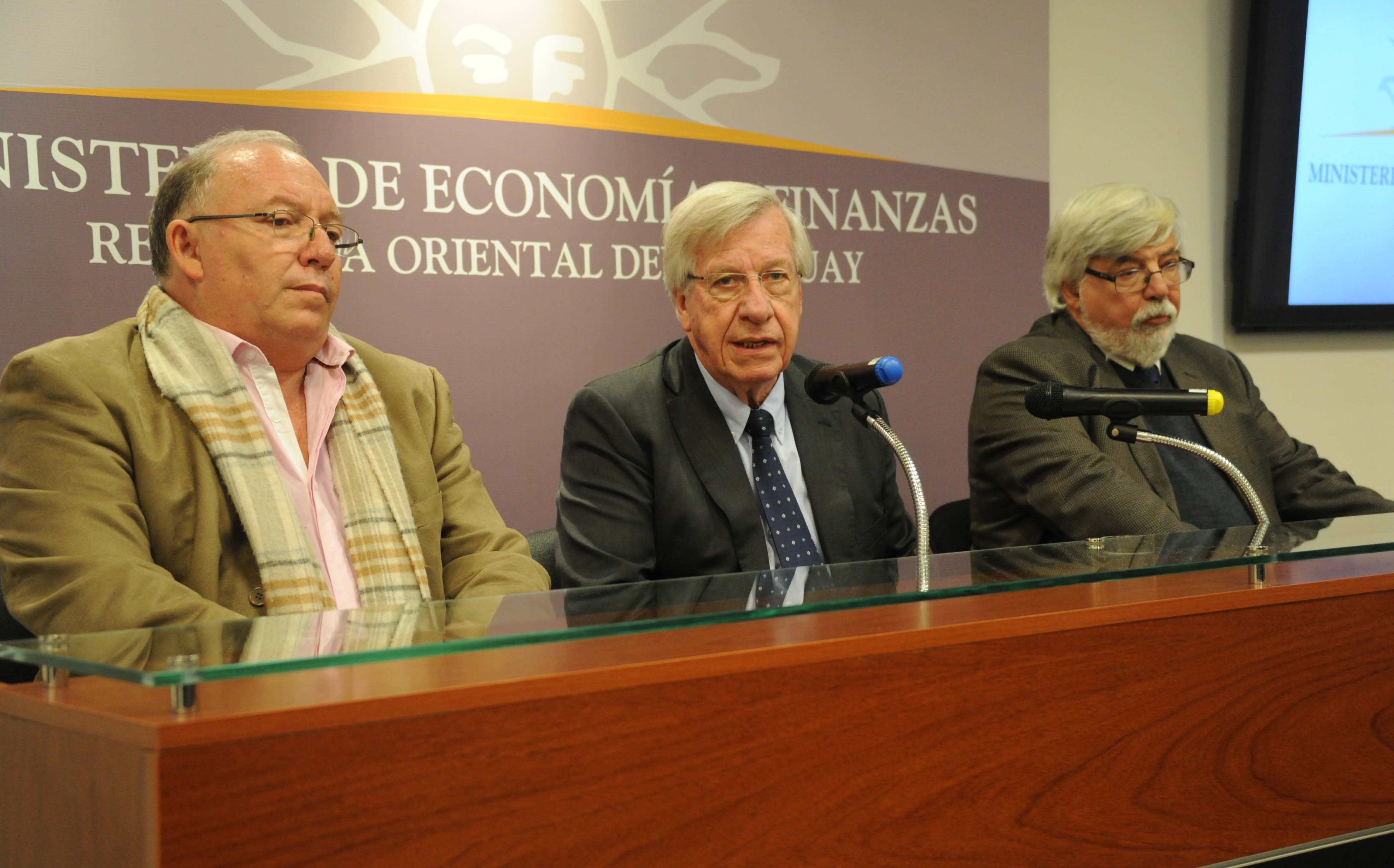 Danilo Astori, junto a Eduardo Bonomi y Daniel Añón.