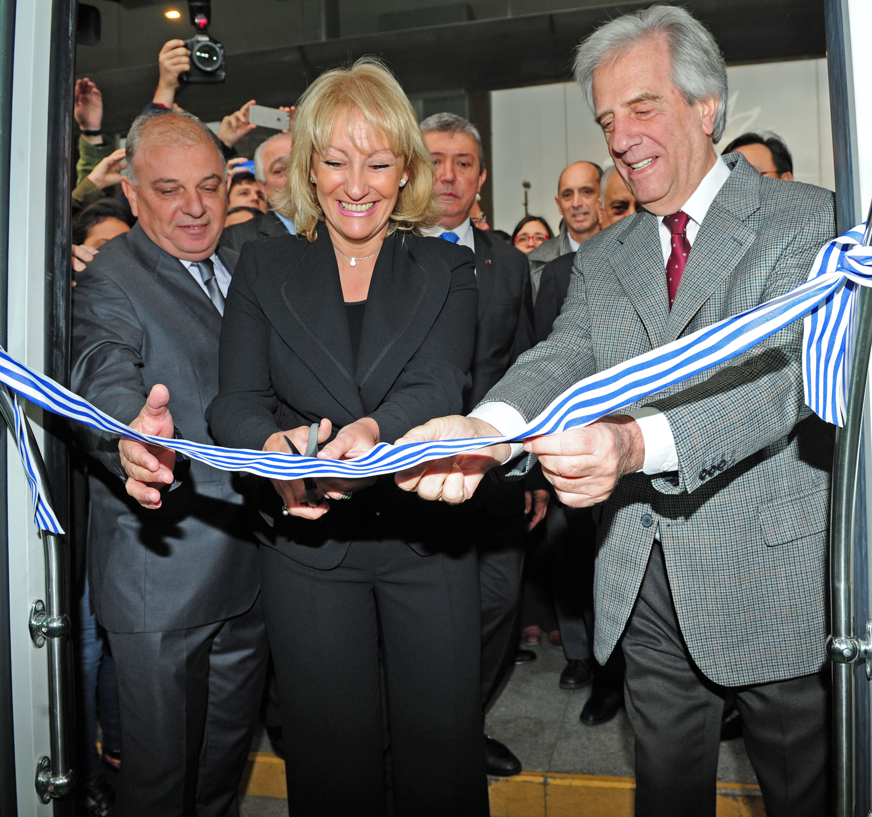 Vázquez inaugurando el ómnibus junto a la ministra Carolina Cosse