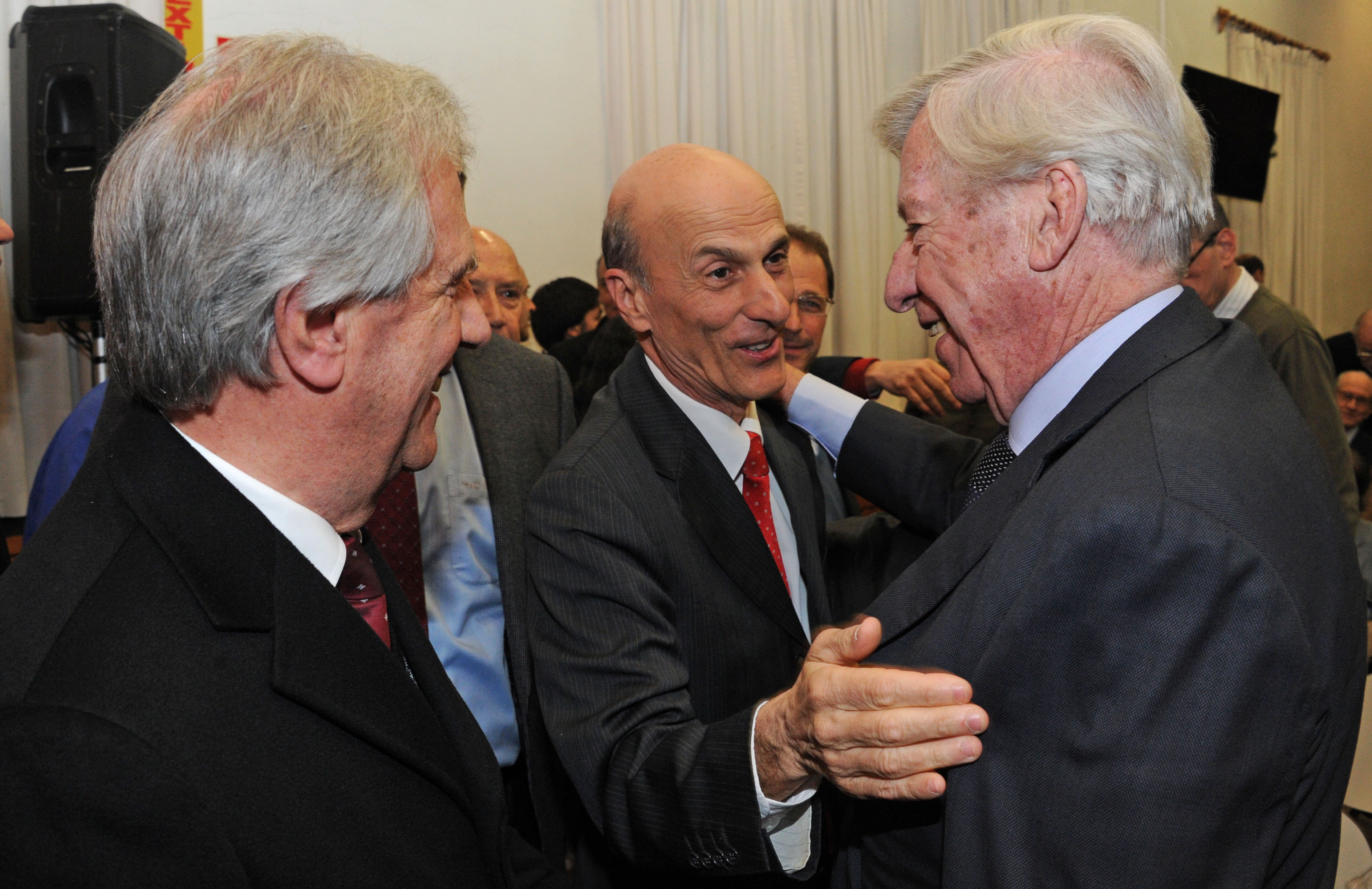 Amigos saludando a Astori junto a Vázquez