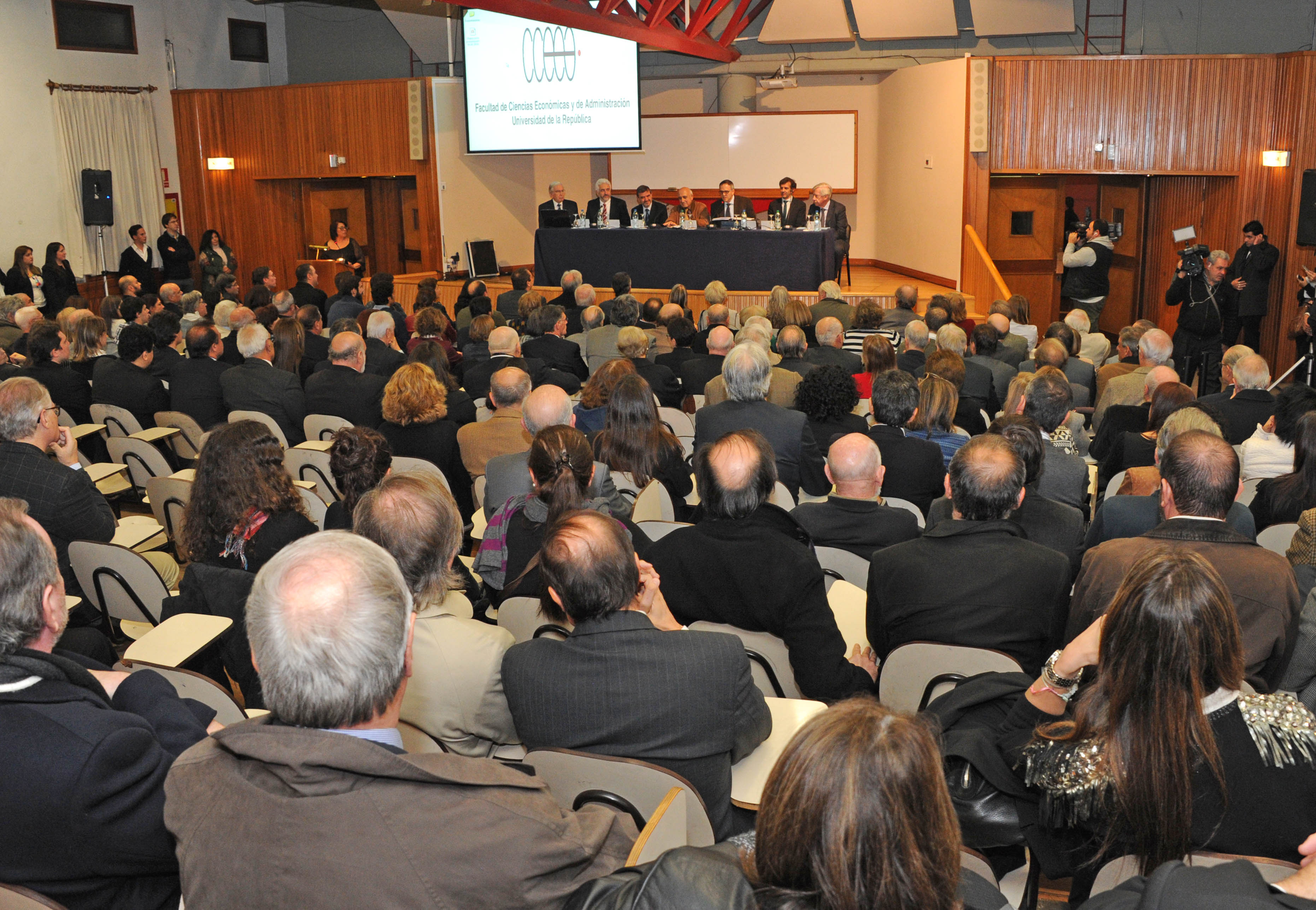 Auditorio completo para la entrega de reconocimientos