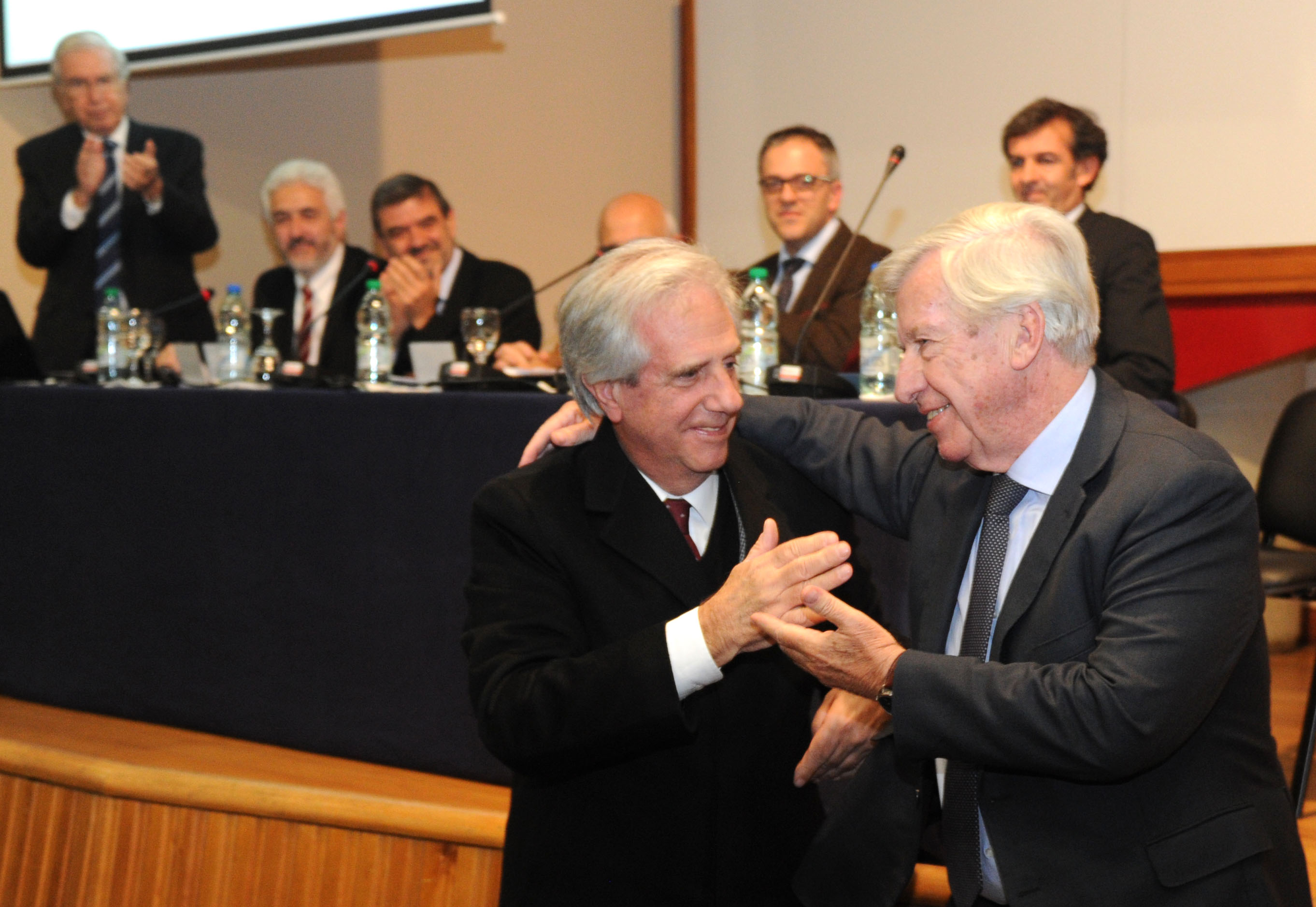 Vázquez y Astori se saludan