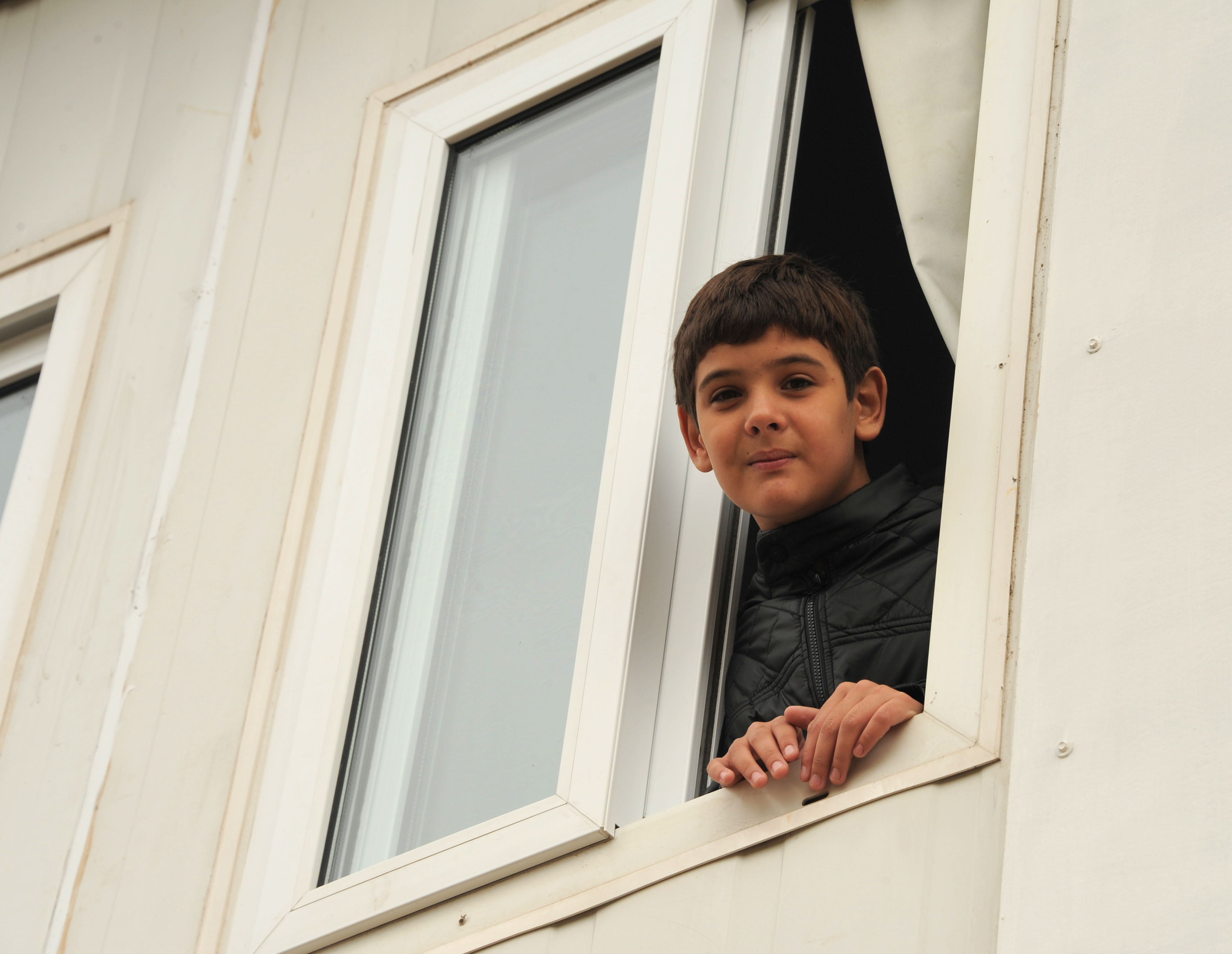 Niño en su vivienda nueva