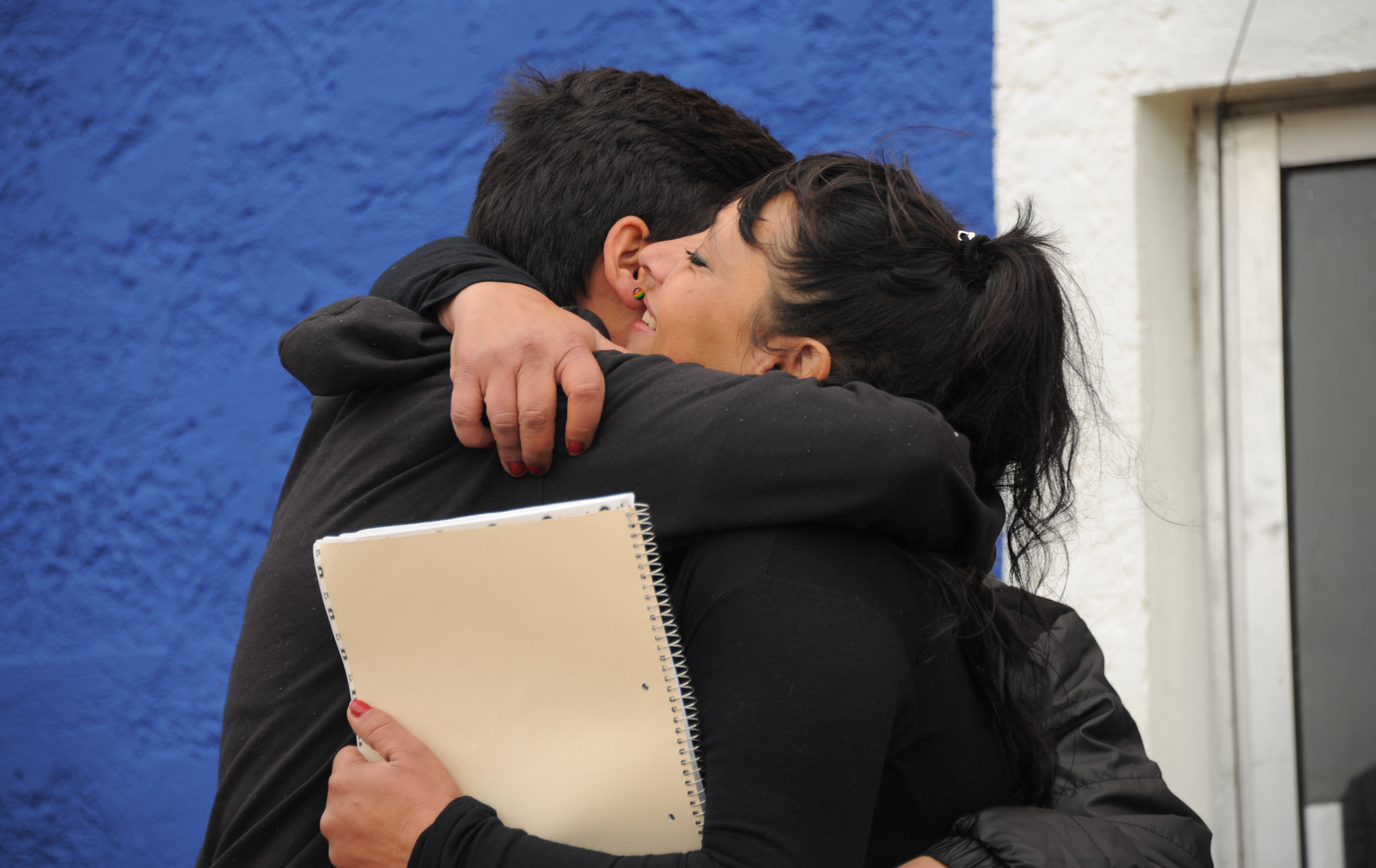 Famiia recibiendo su vivienda nueva