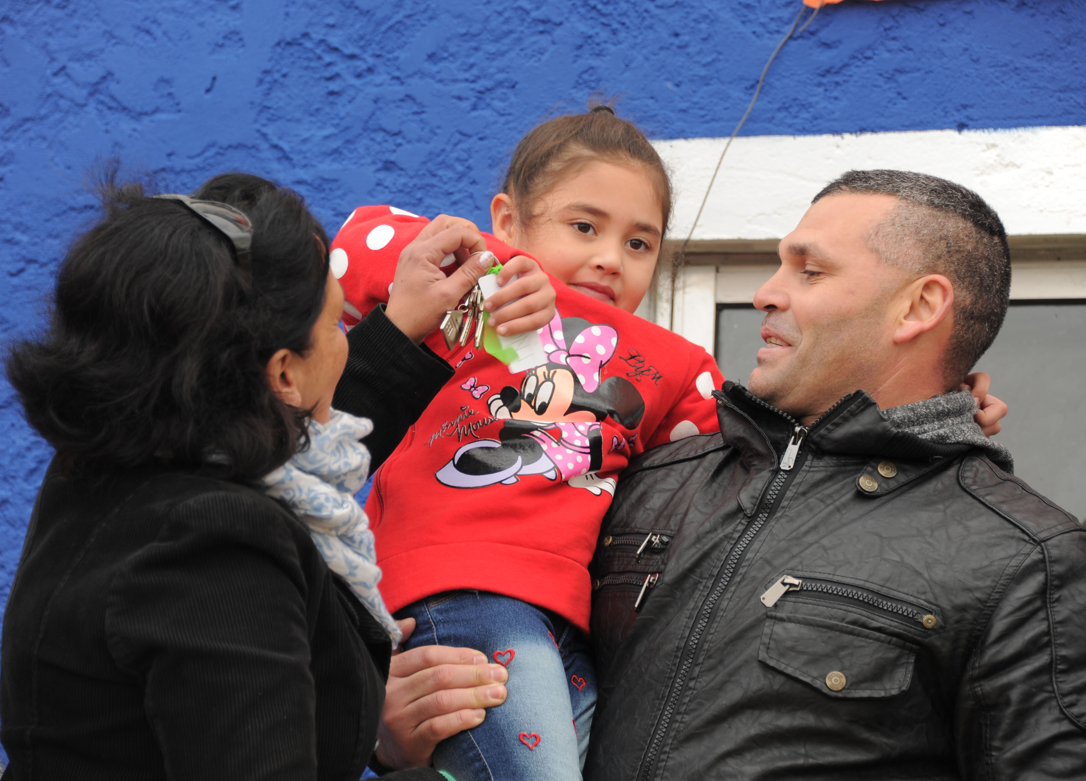 Famiia recibiendo su vivienda nueva