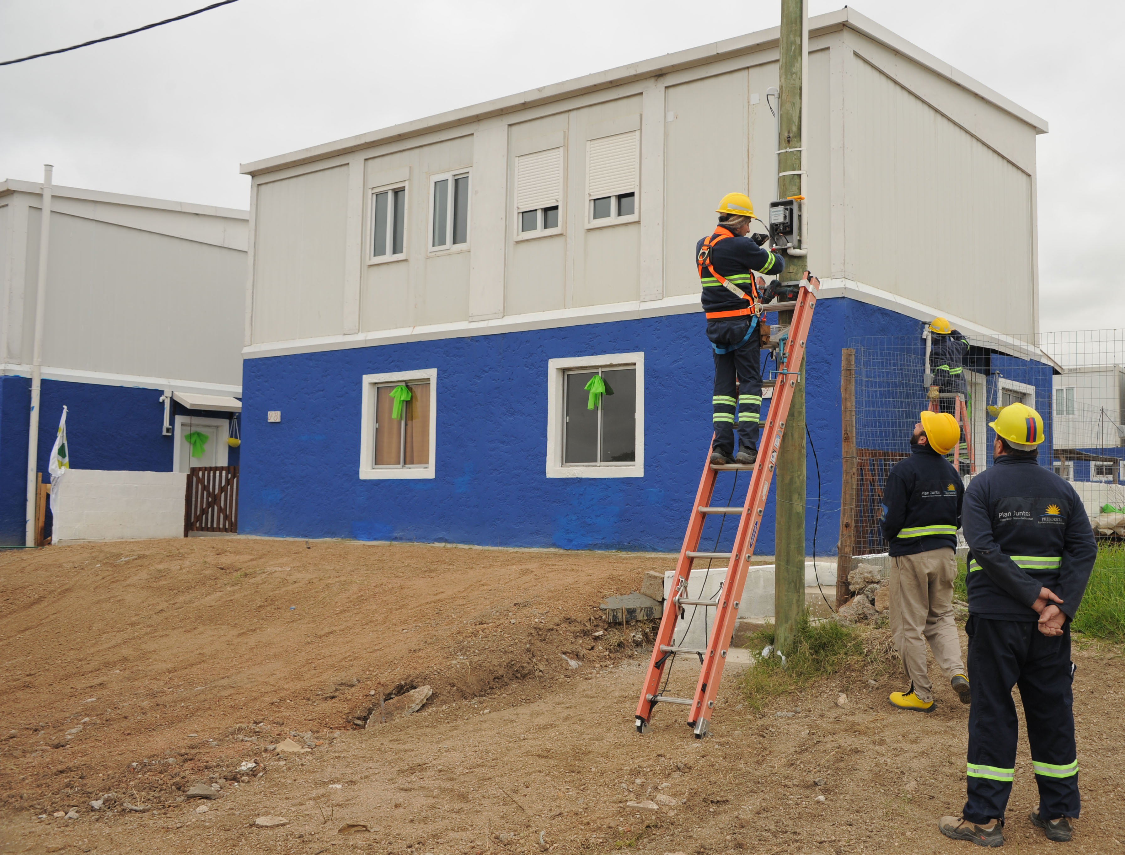 Funcionarios de UTE habilitando la luz