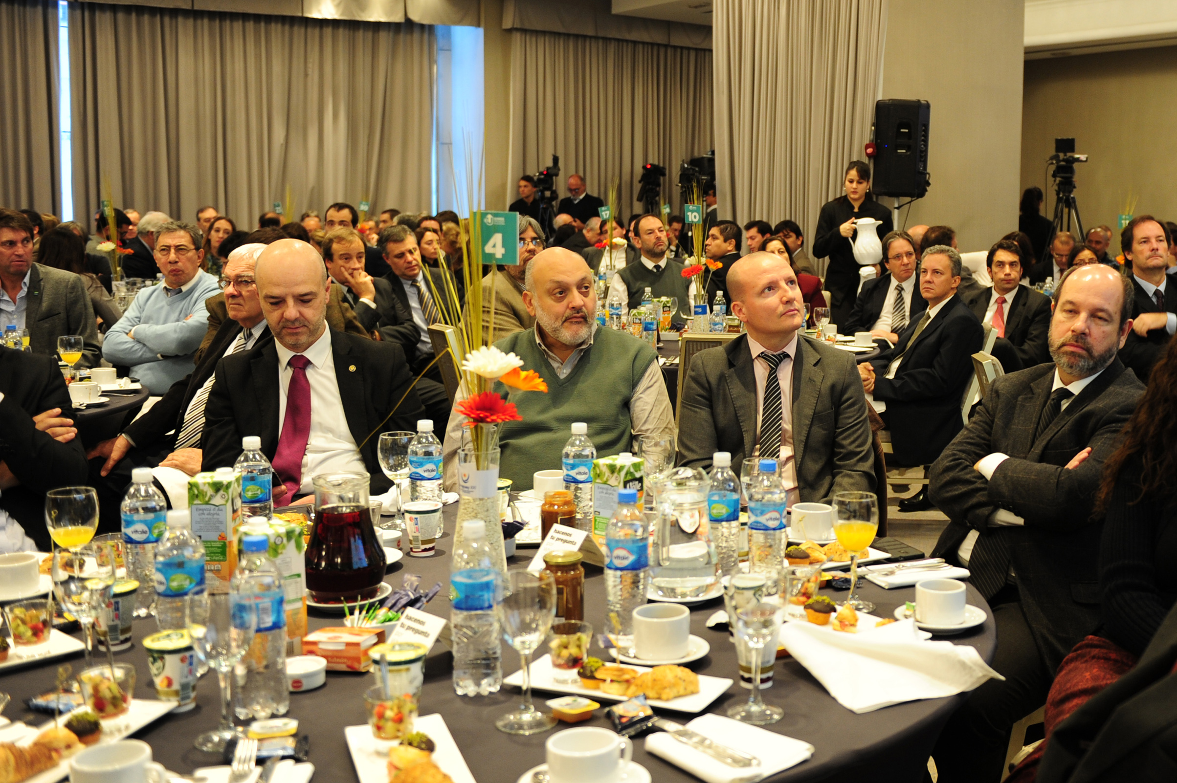 Autoridades y asistentes al evento
